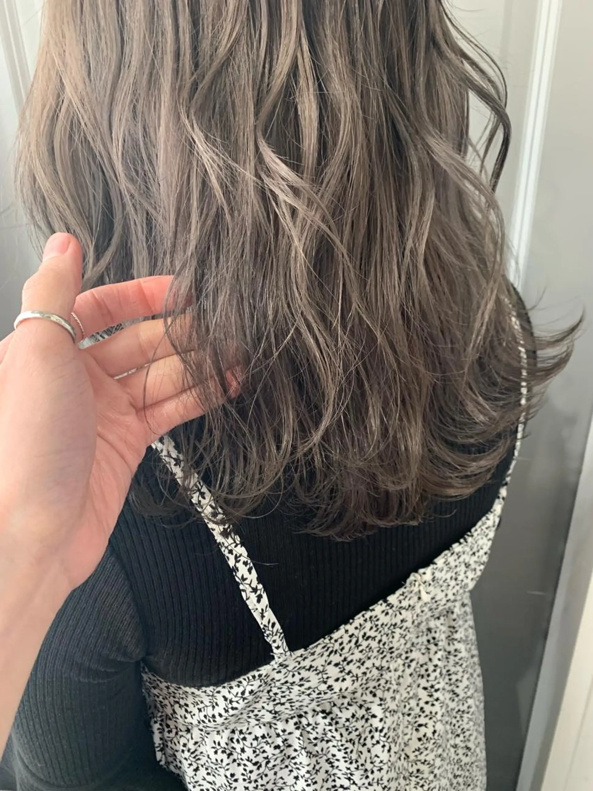 ミディアム カラー パーマ ヘアアレンジ メンズ キッズ ネイル マツエク・マツパ グレージュ ミルクティーグレージュ 古賀 侑磨のヘアスタイル