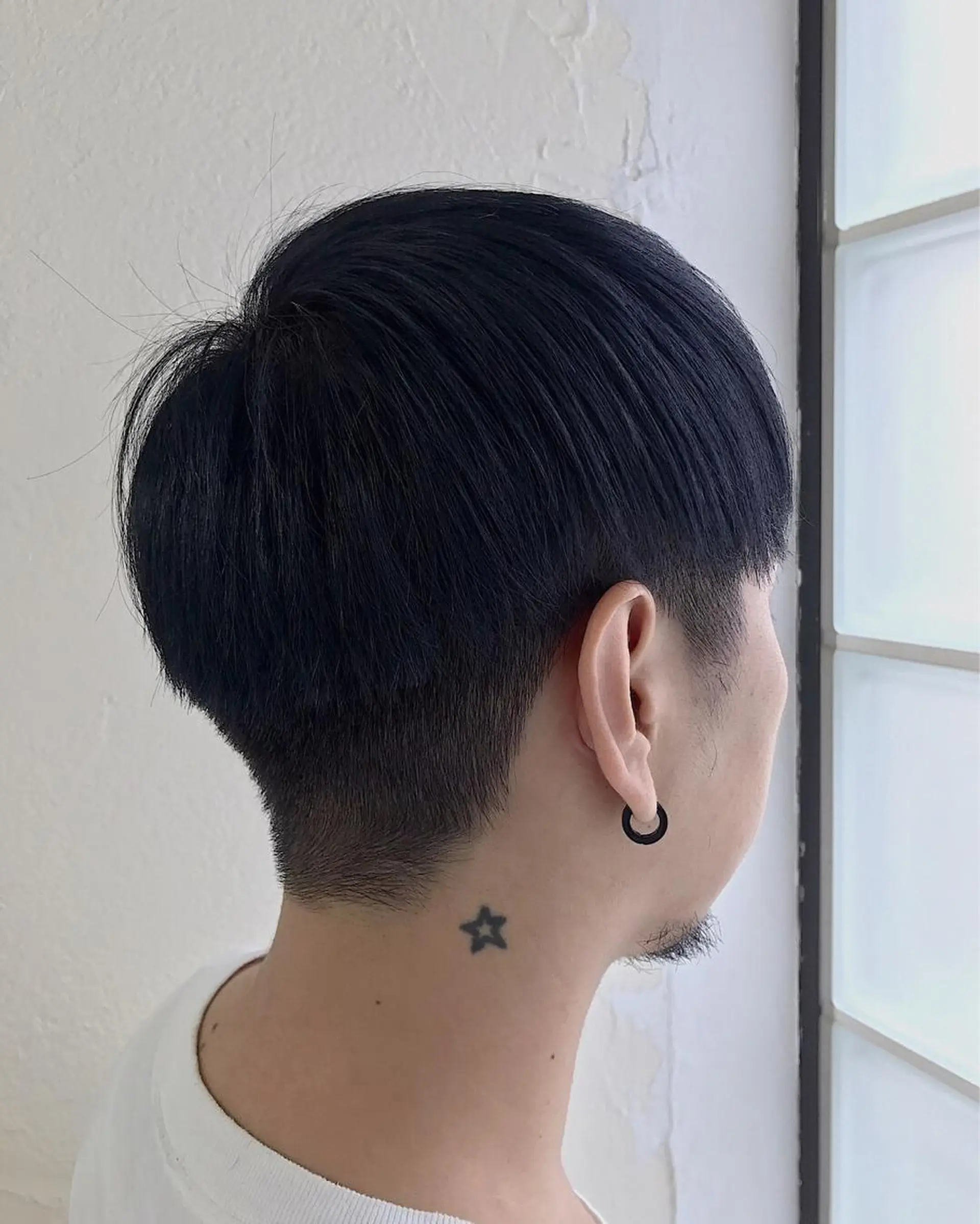 ショート カラー ネイビーカラー lani ブリーチ /ダブルカラーのヘアスタイル