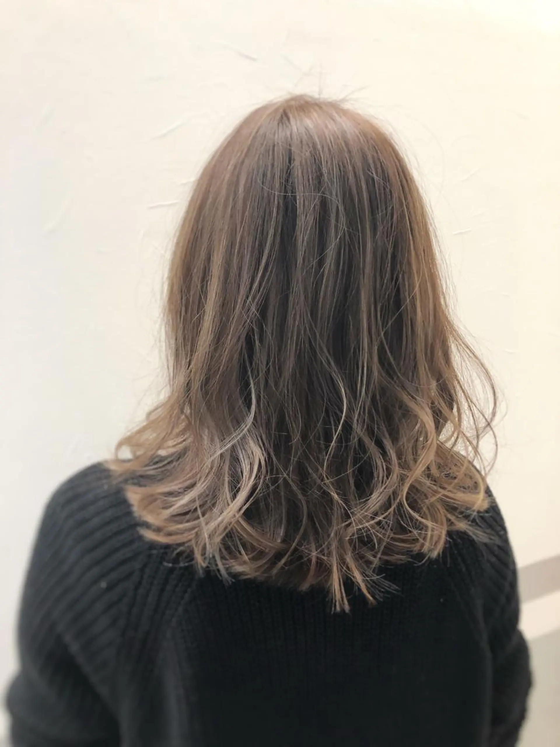 ミディアム カラー ヘアアレンジ ベージュカラー ハイライトカラー モカベージュ ハイライト ヘアカラー トリートメント 秋山 幸太のヘアスタイル