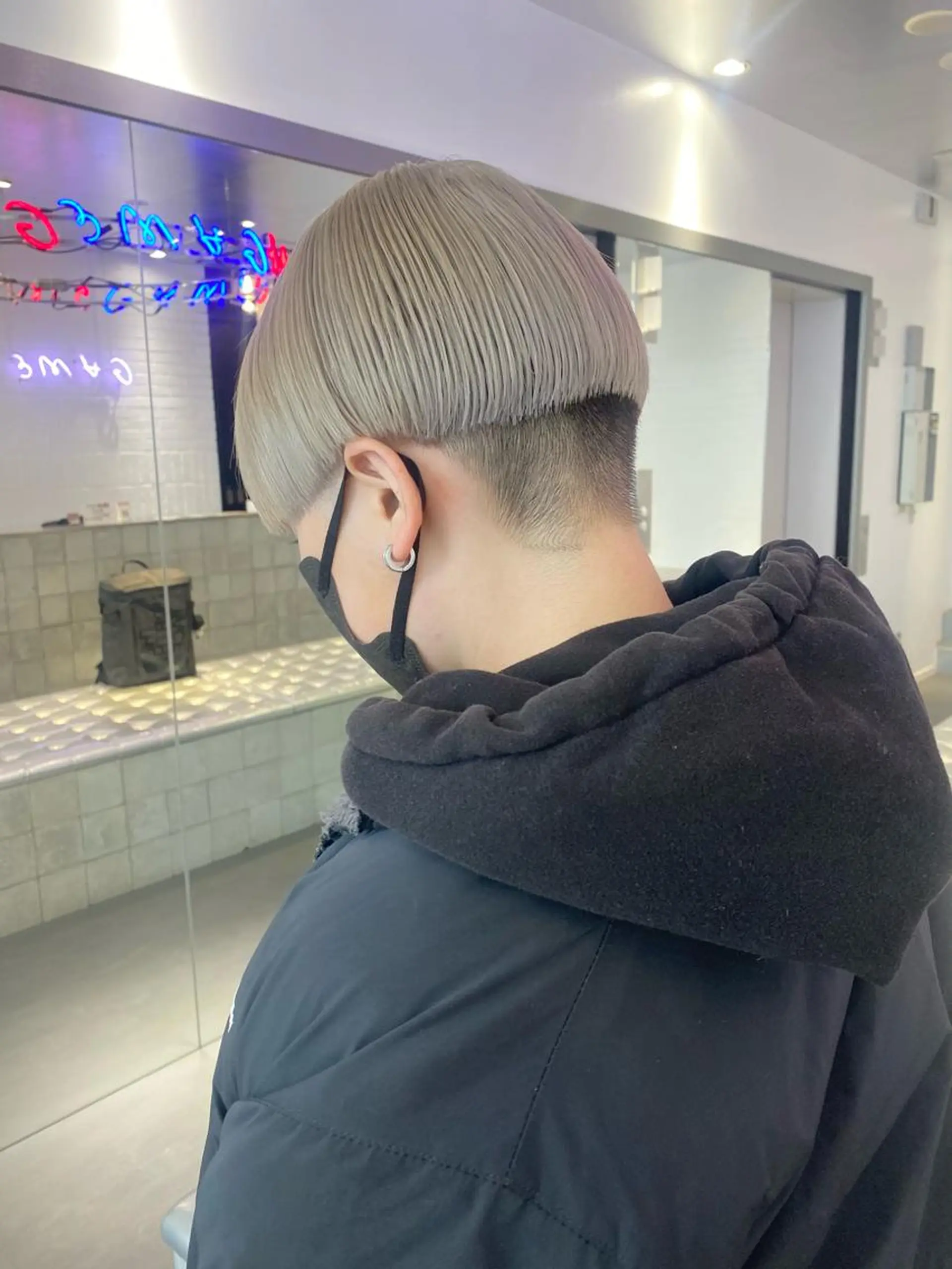 ミディアム カラー ヘアアレンジ ベージュカラー ブロンド シルバー ホワイトベージュ ホワイトシルバー カット ヘアカラー 🎨ハイトーン/ 切りっぱなし みつきのヘアスタイル