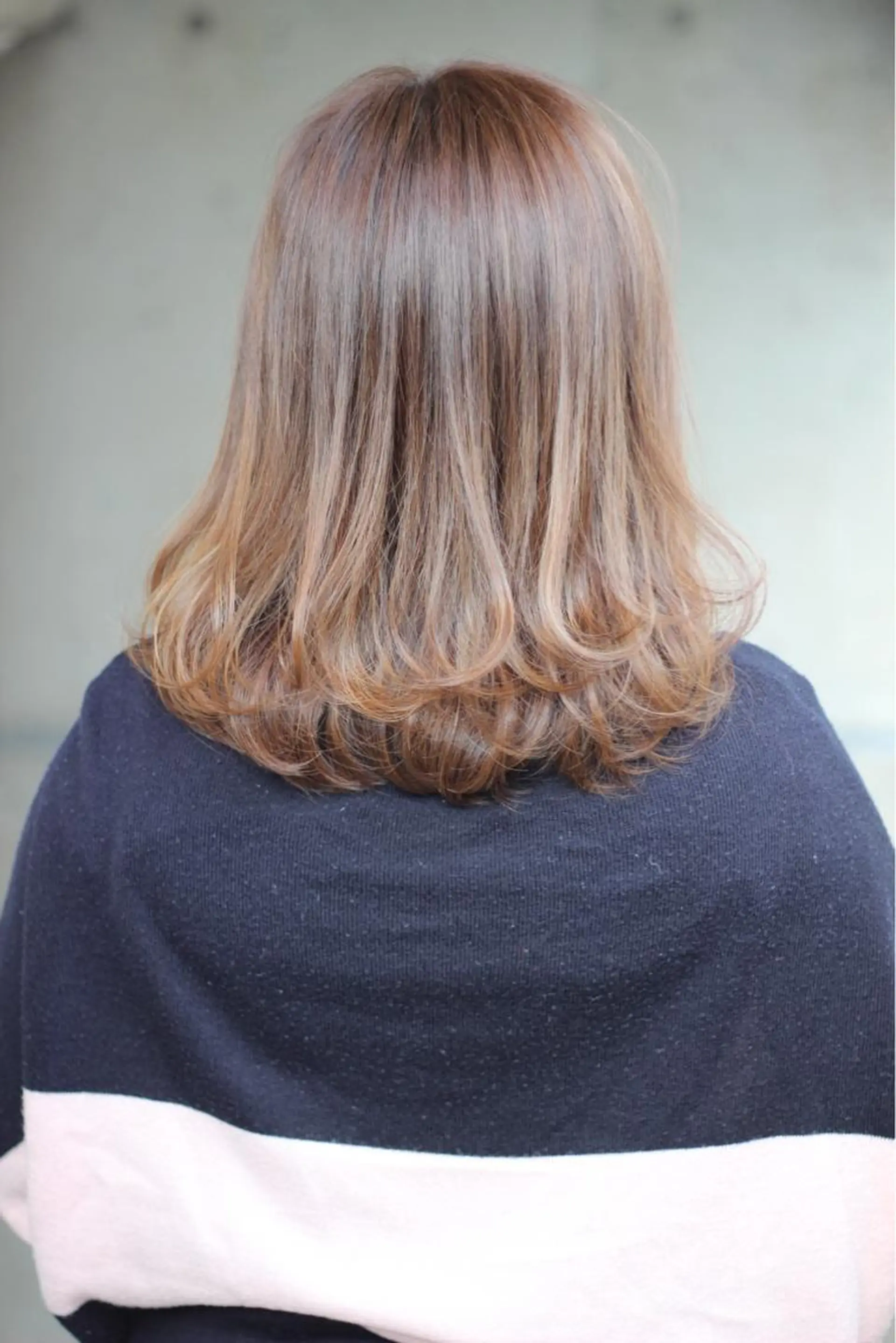 ミディアム カラー パーマ ヘアアレンジ アッシュ ホワイトアッシュ 成松 勇治のヘアスタイル