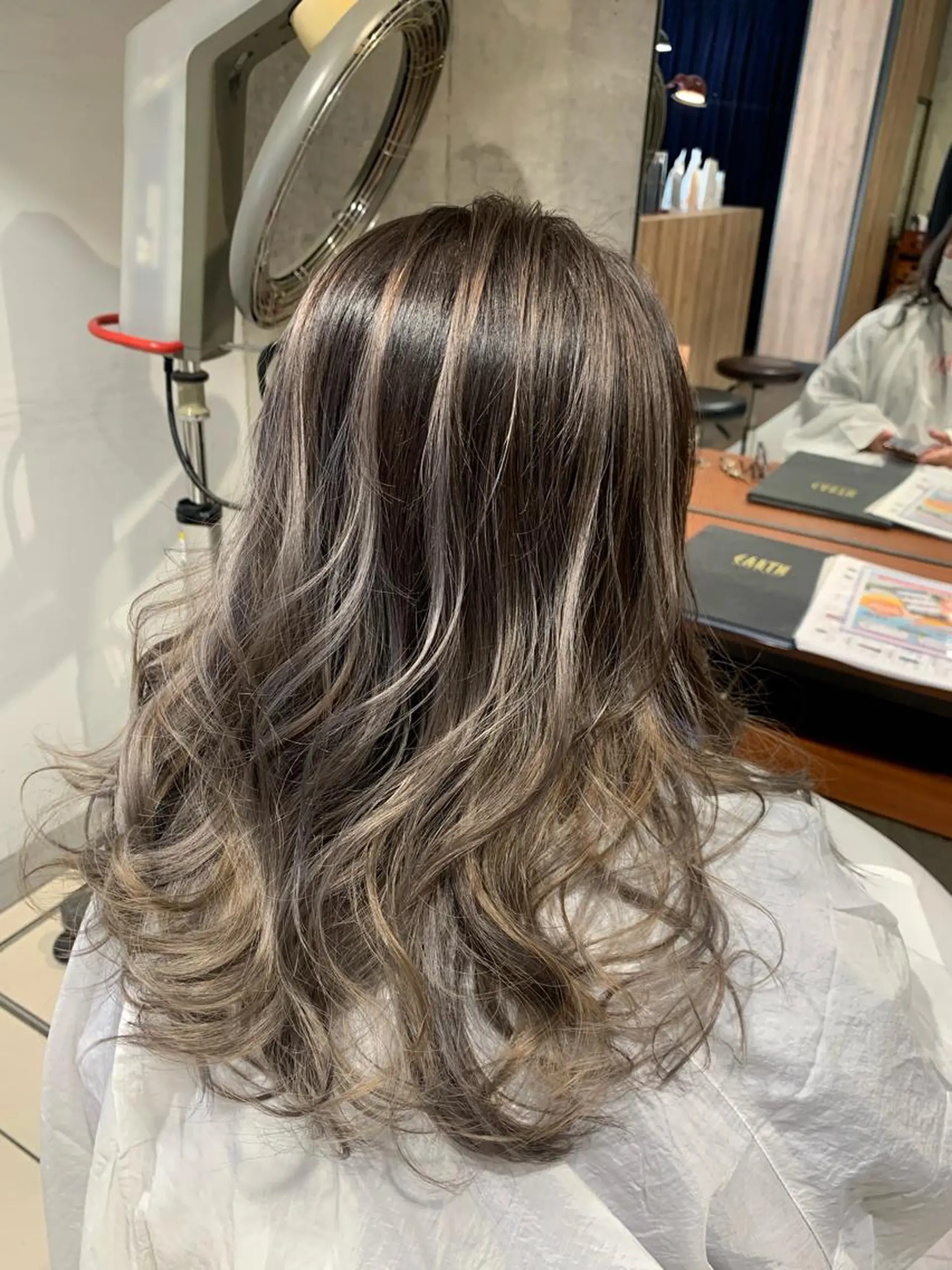 ロング カラー バレイヤージュ レイヤーカット AQUA 平田真一のヘアスタイル