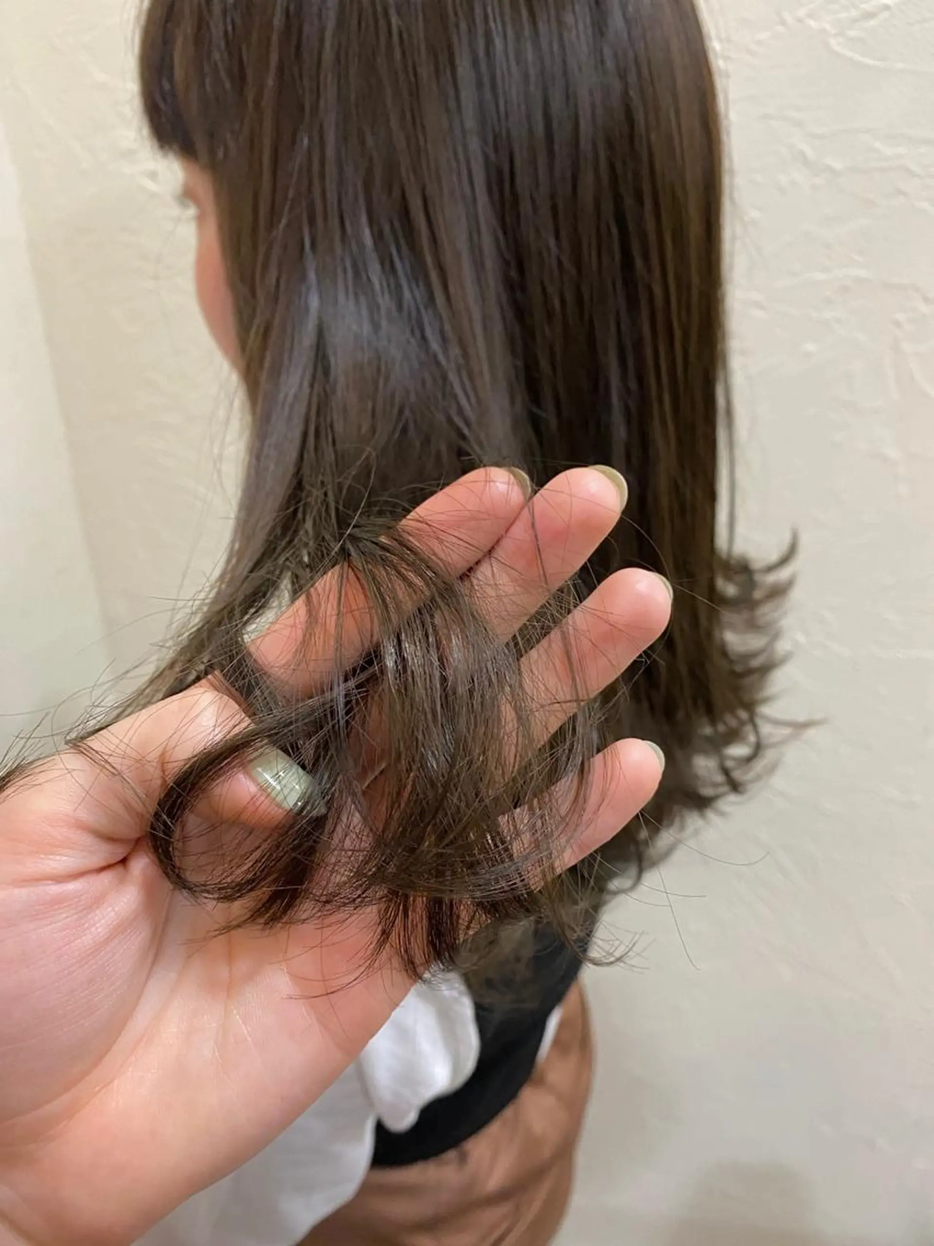 ロング カラー ベージュカラー オリーブベージュ カット ヘアカラー トリートメント ENIF ヤマグチアツコのヘアスタイル