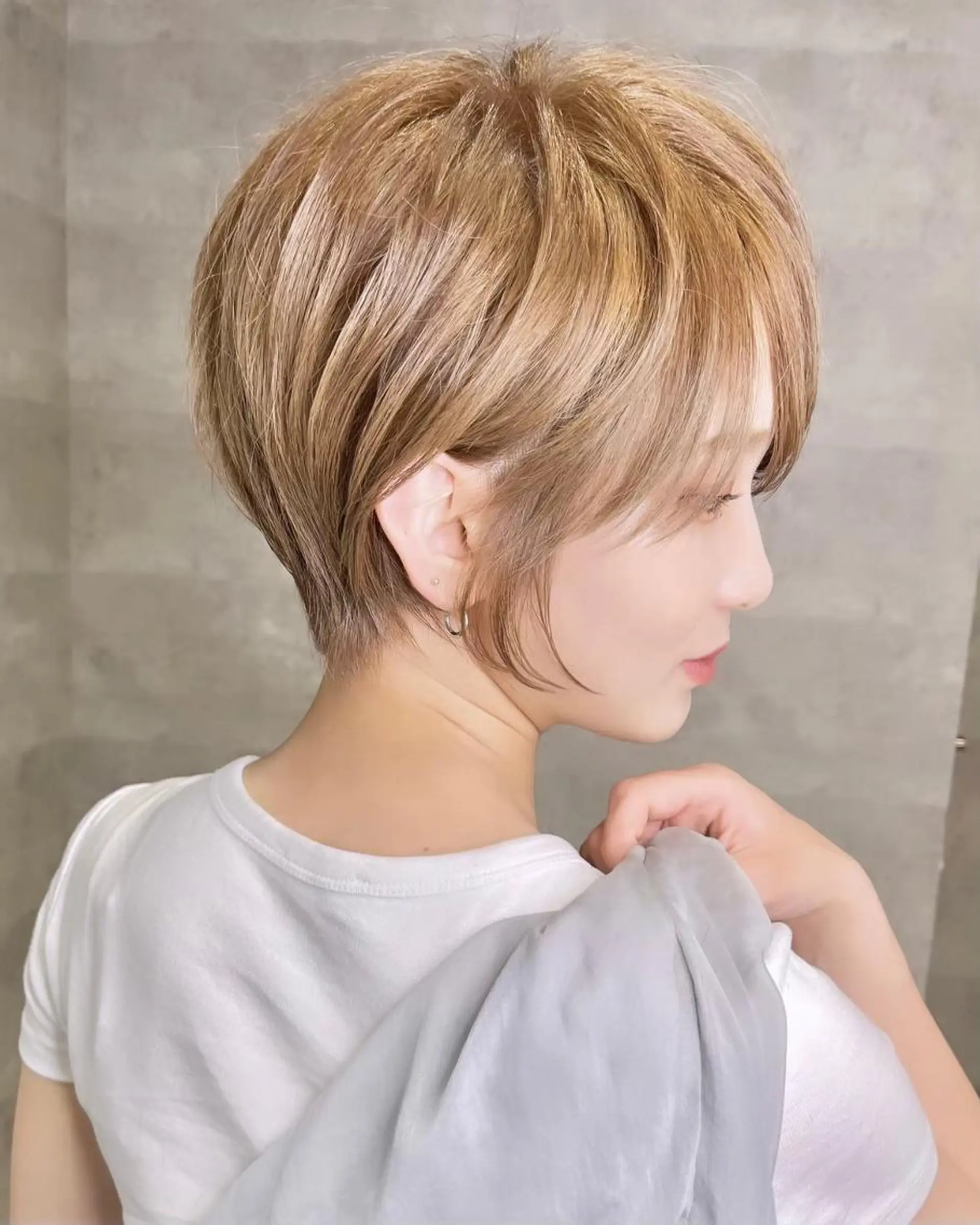 ショート 前下がりボブ ボブ 斜めバング 外国人風カラー 伸ばしかけ カット ヘアカラー トリートメント _WHITE鳳店 アンダーバーホワイトのヘアスタイル