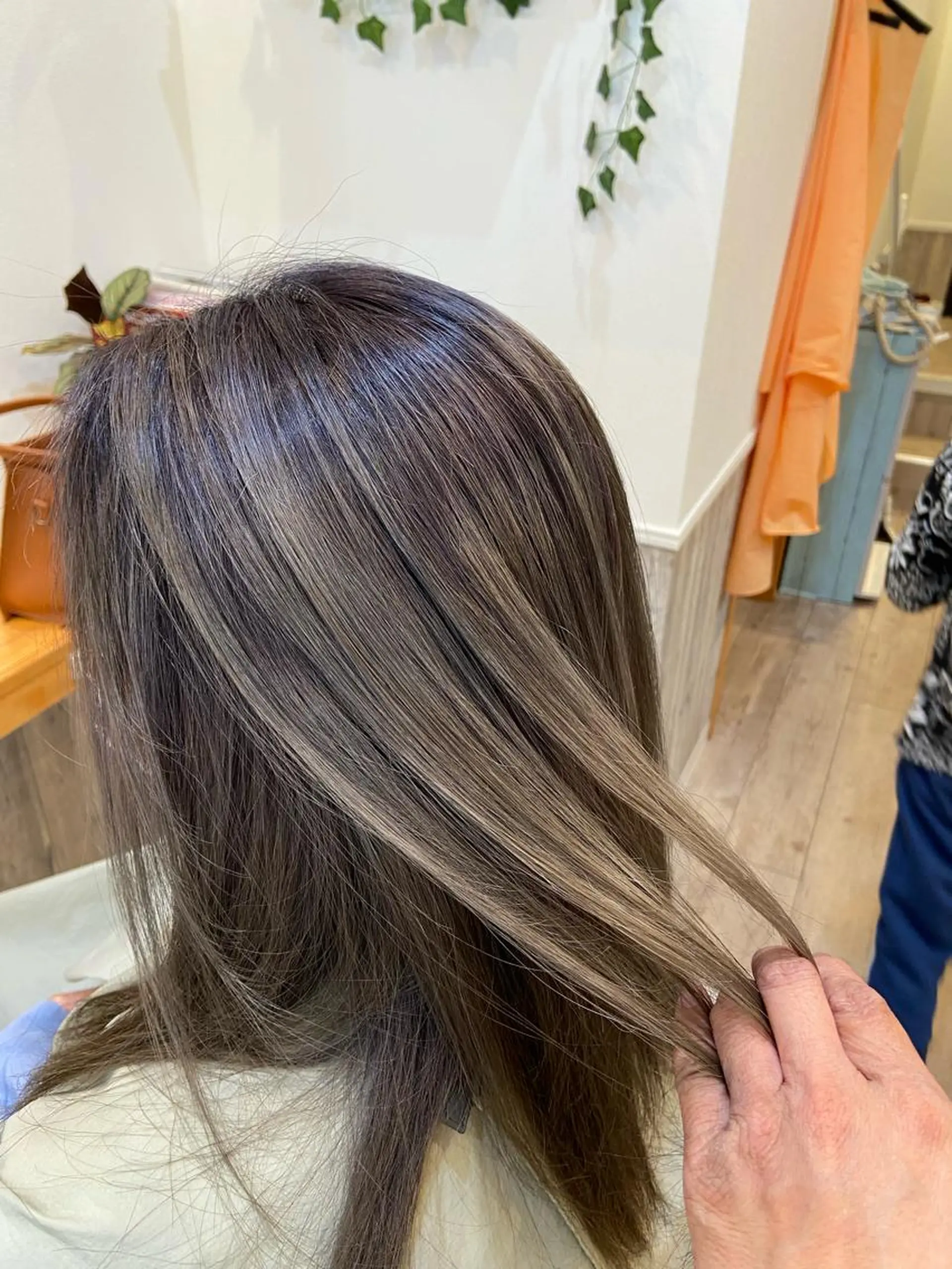 ロング カラー ✨透明感カラー✨小形 大美✨のヘアスタイル