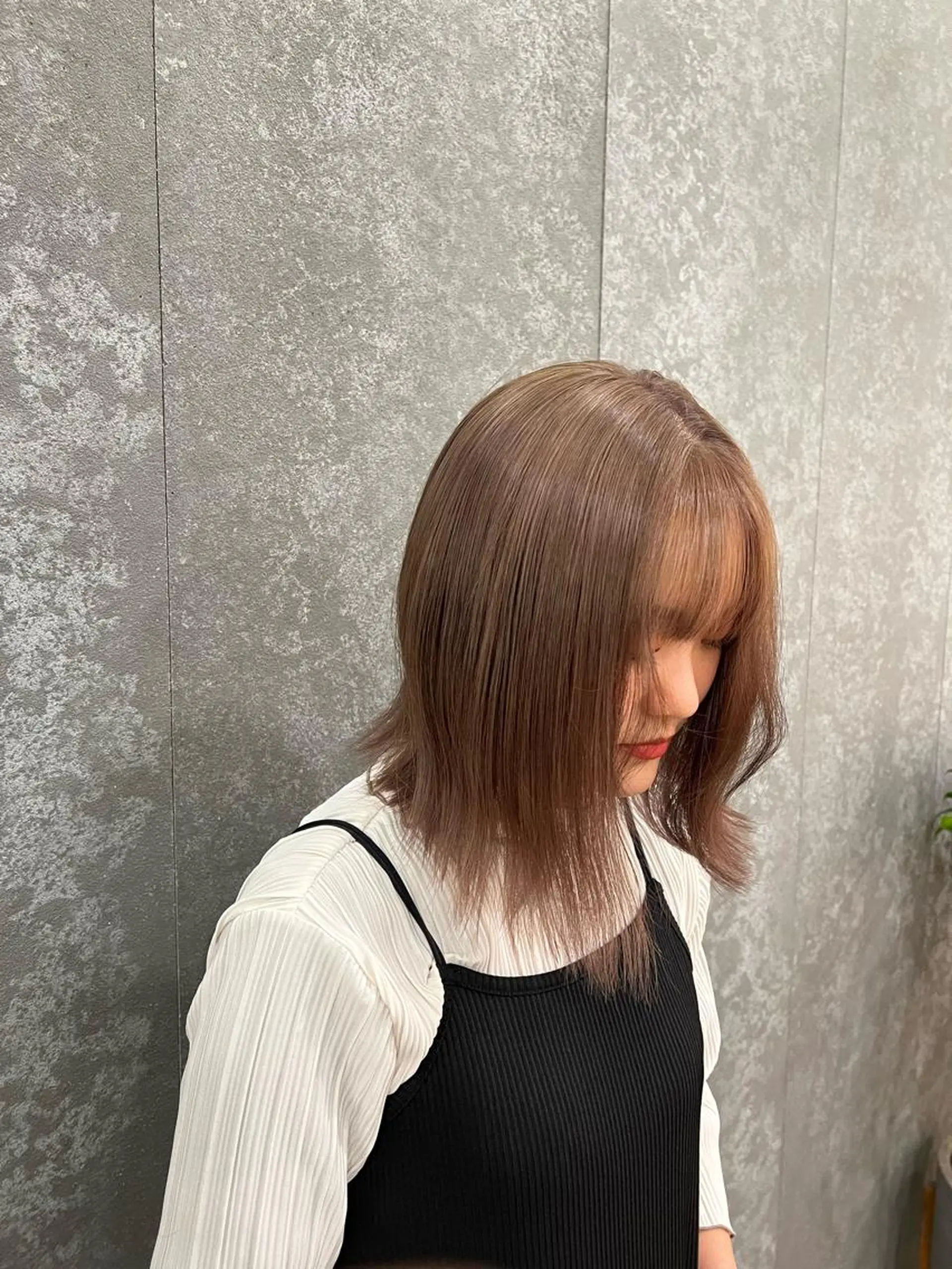 ミディアム カラー ベージュカラー ミルクティーベージュ ヘアカラー 今田 飛奈のヘアスタイル