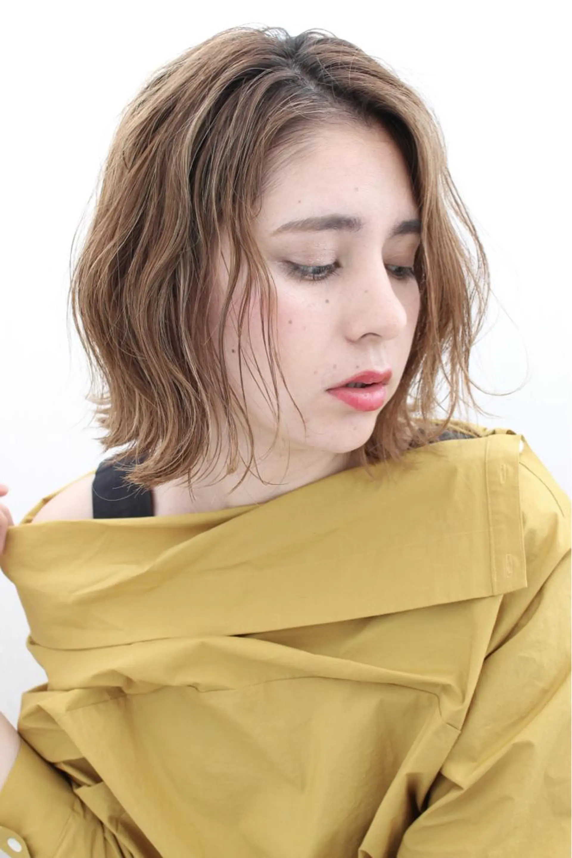 ミディアム カラー 切りっぱなしボブ ベージュカラー ボブ 鍵山 千秋のヘアスタイル