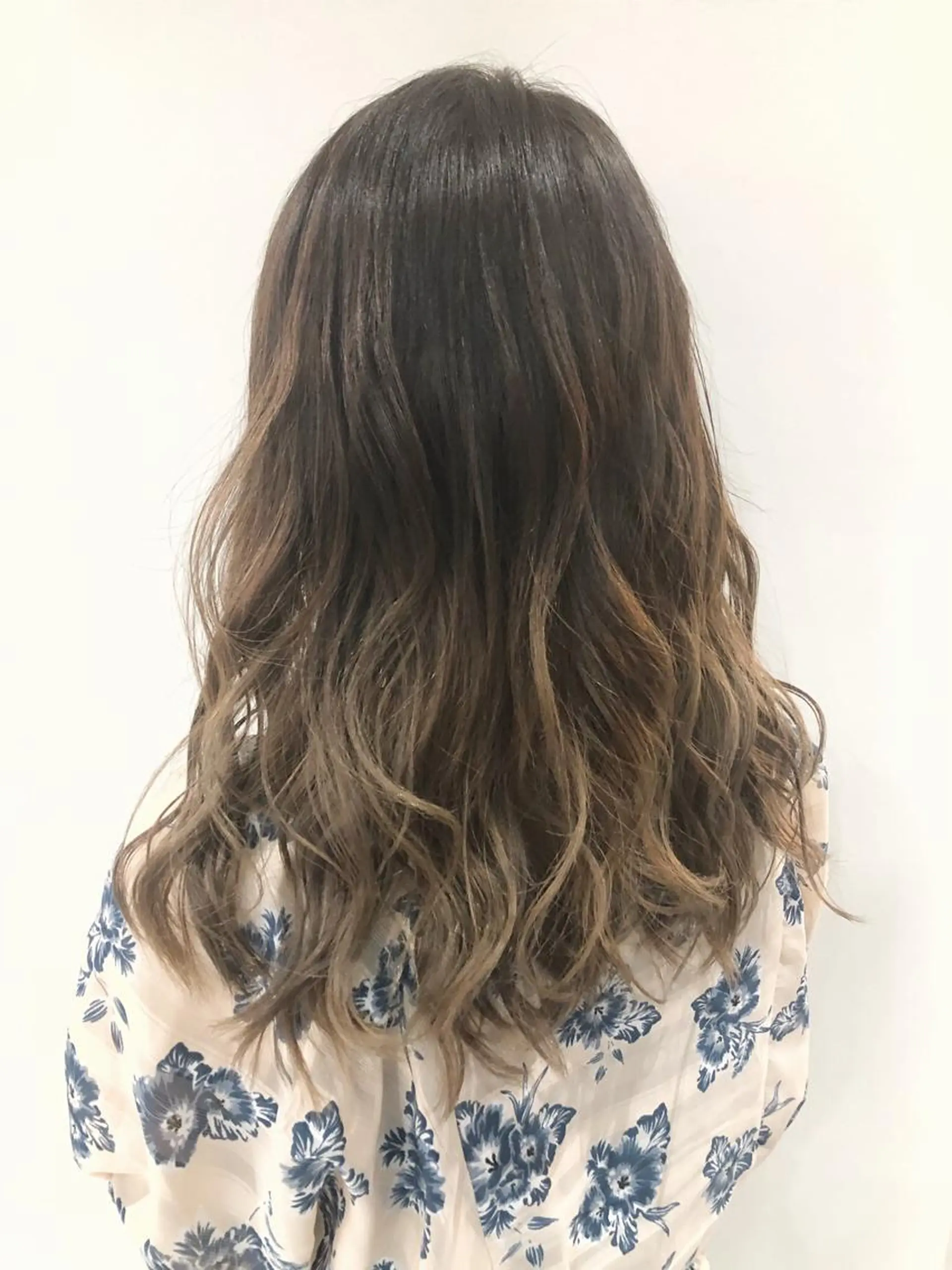 ロング カラー グラデーションカラー グレージュ 女性リピ90%🍨 🩷佐藤みずきのヘアスタイル