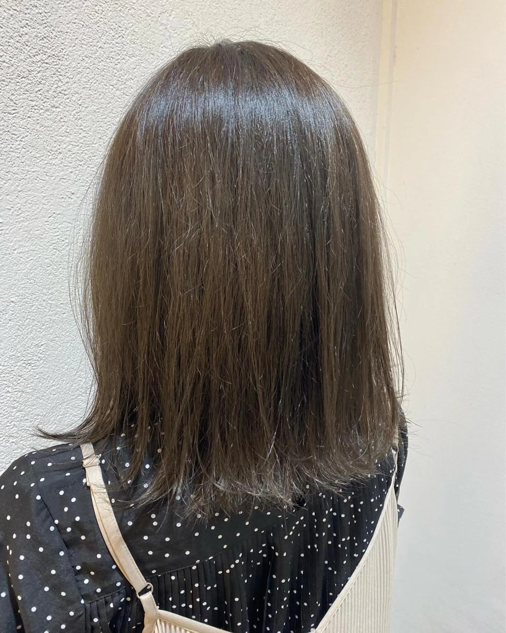 ミディアム カラー オリーブカラー 塩崎 絢世のヘアスタイル