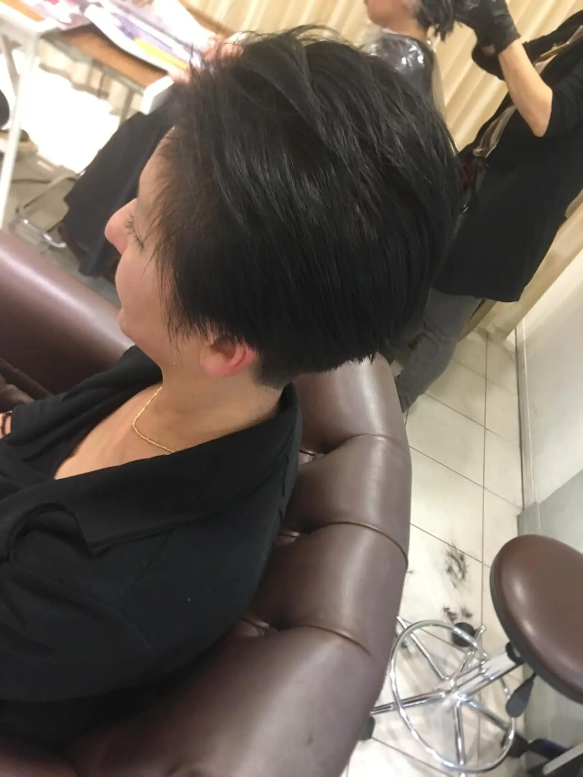 ショート ミセス ブリーチカラー🌈 嘉名 真樹のヘアスタイル