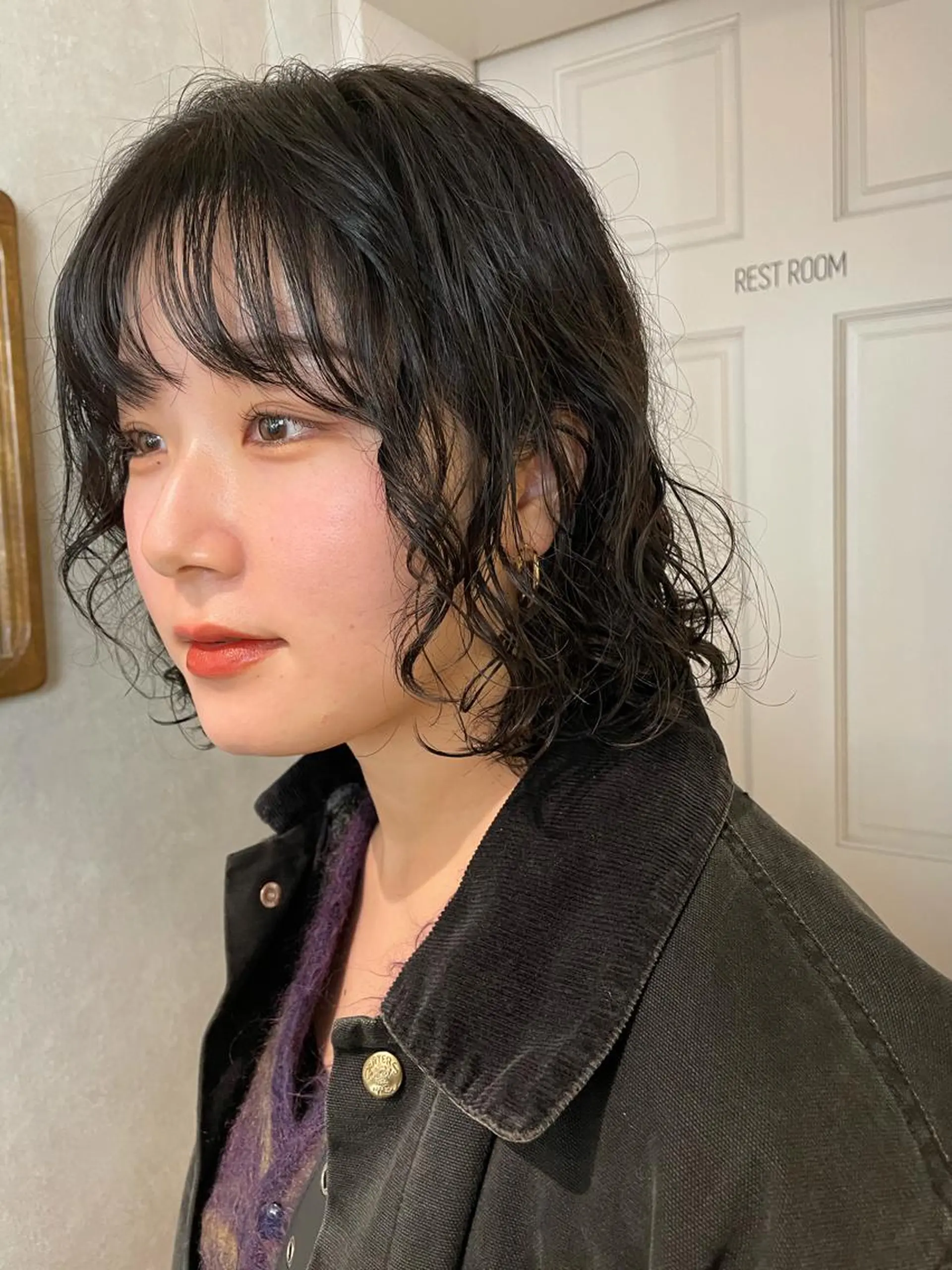 ミディアム カラー パーマ ミディアムパーマ ブラウンカラー ダークブラウン ヘアカラー ナチュラル透明感🌱 小山美樹子のヘアスタイル