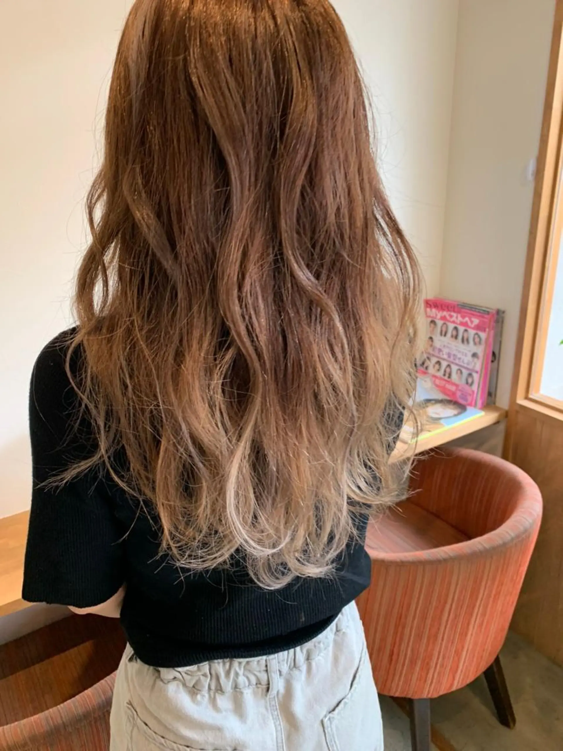 ロング カラー ハイライトカラー ハイライト chill out 南塚口本店のヘアスタイル