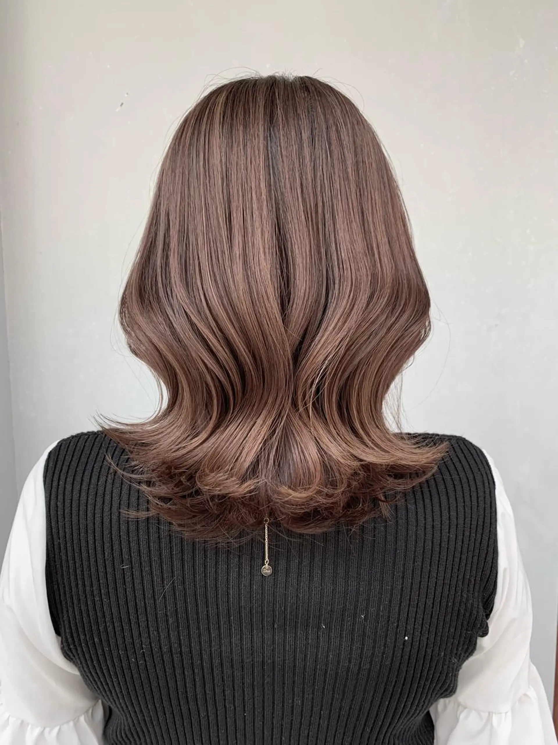 ミディアム カラー ベージュカラー くびれヘア 盛れる顔周りカット ♥️韓国ヘア"ちぇるのヘアスタイル