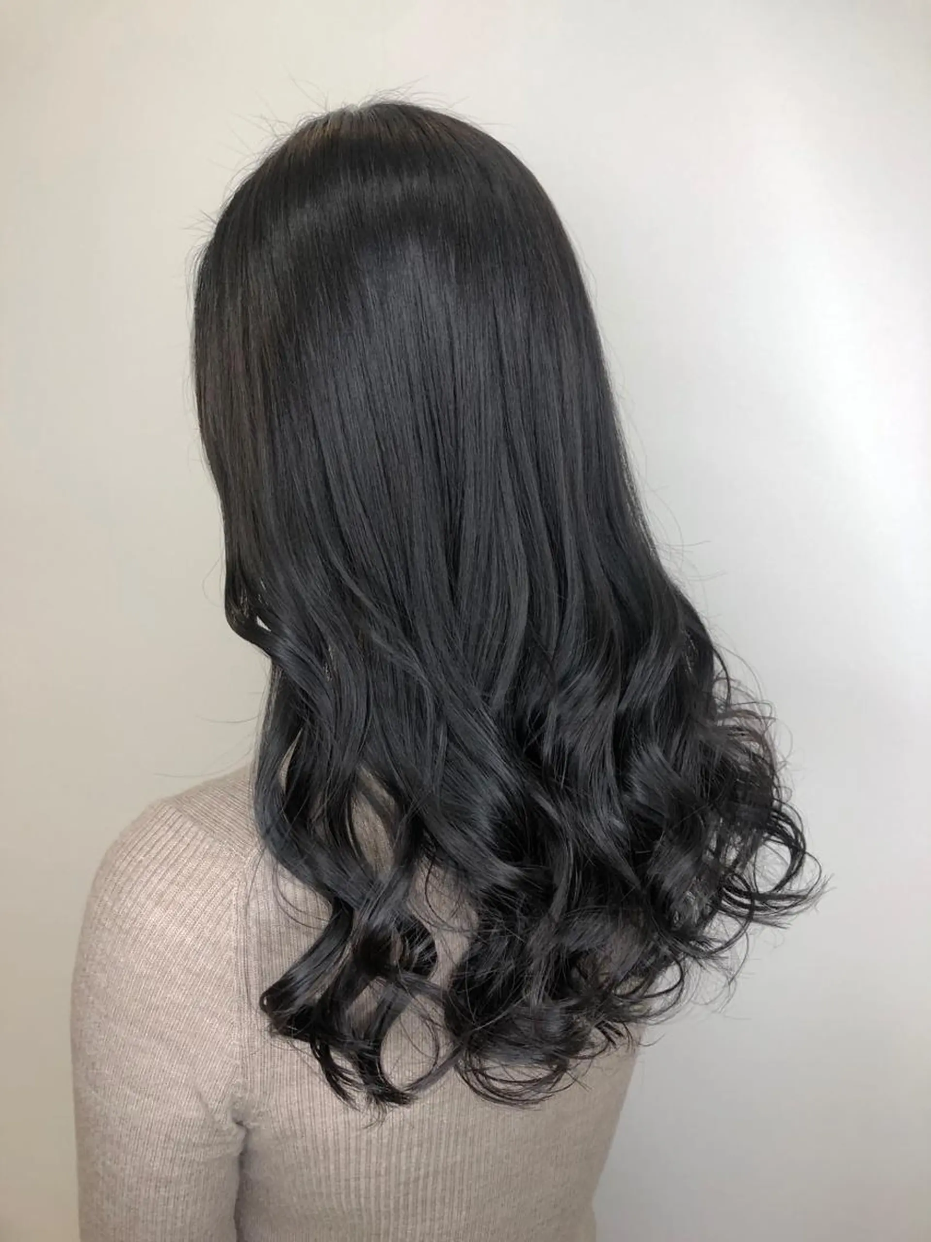 セミロング カラー ブルーカラー ブルーグレー 【透明感、艶髪】西村 有司のヘアスタイル