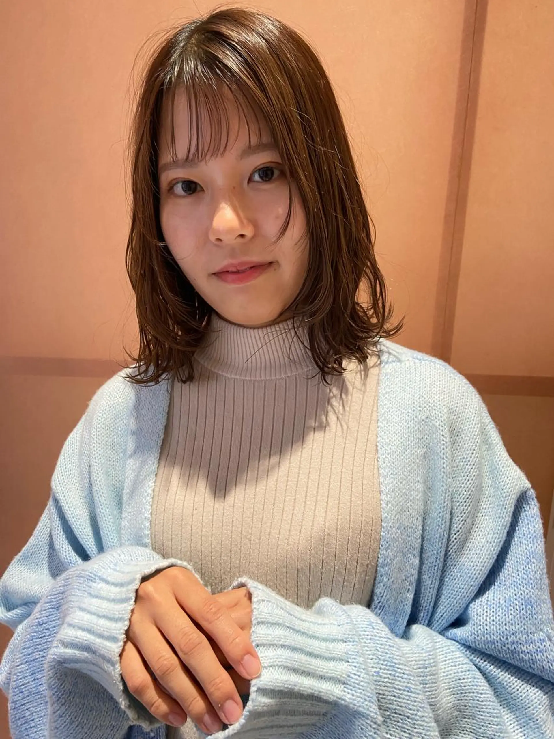 ミディアム ミディアムパーマ 顔周りカット レイヤーカット 西崎 満里奈のヘアスタイル