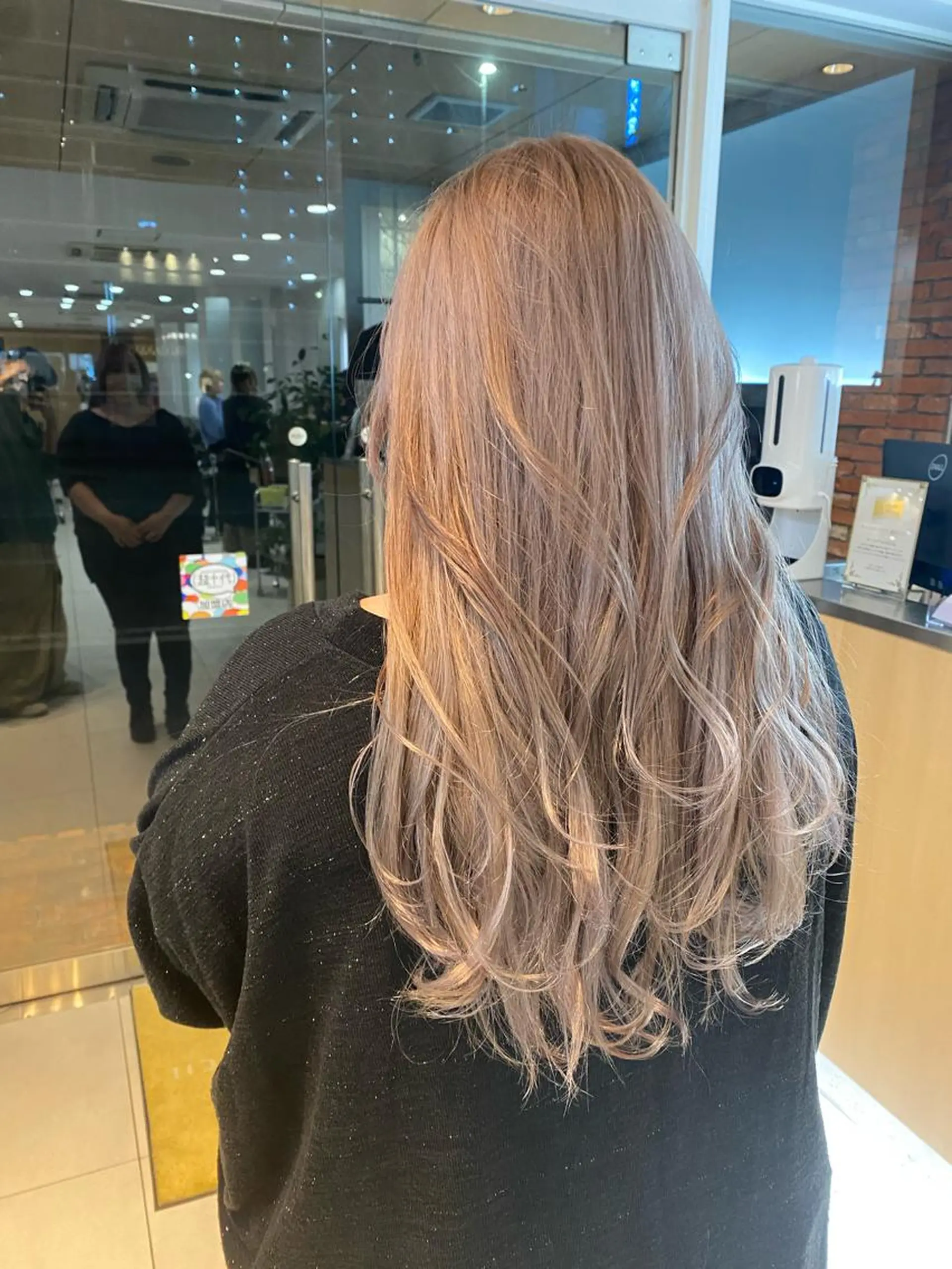 ロング カラー ベージュカラー ブリーチ ケアブリーチ イルミナカラー ホワイトベージュ 🍀透明感抜群🍀/ ハイトーンカラーのヘアスタイル