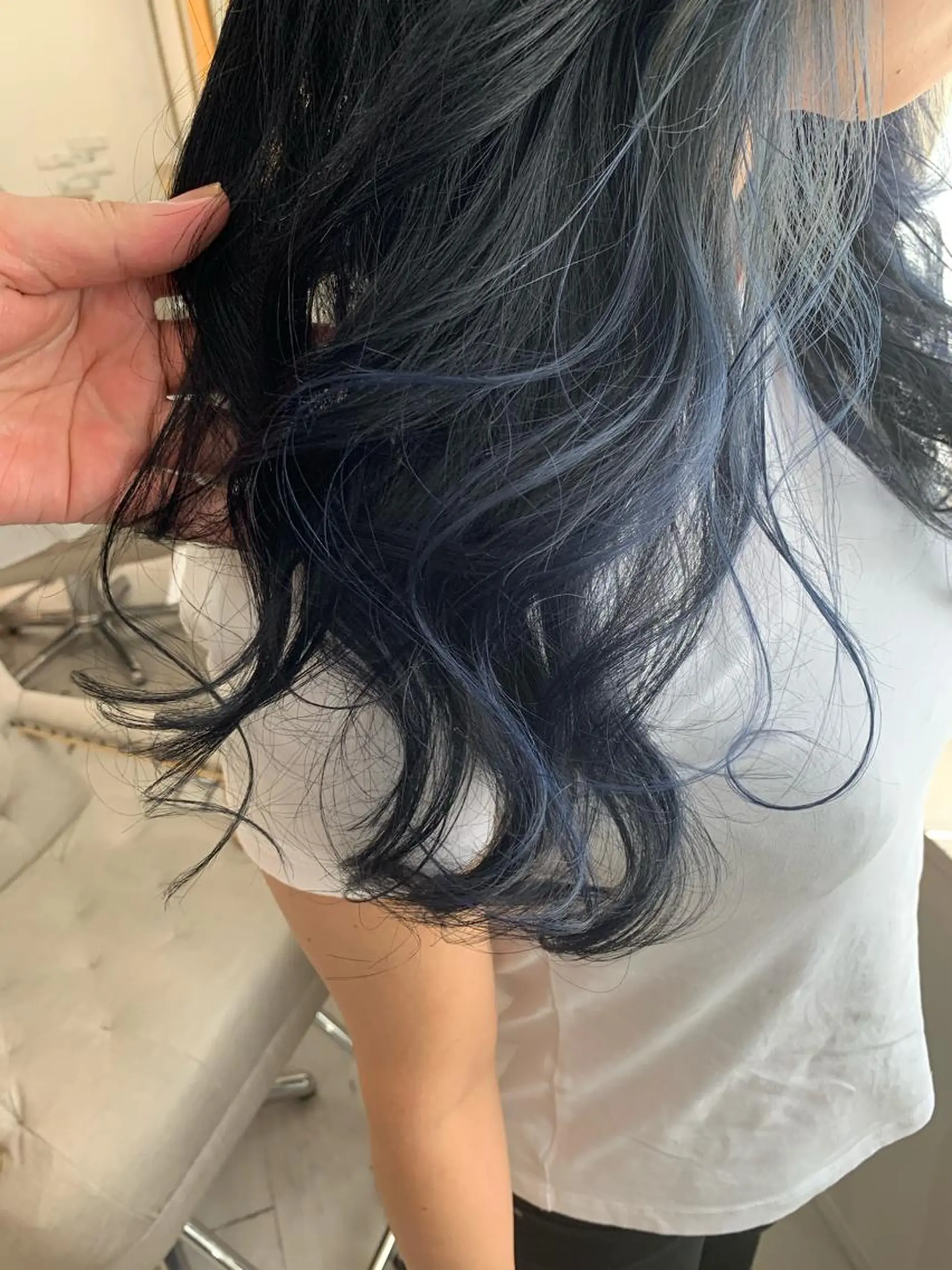 ロング カラー 黒髪 ブリーチ ブルーカラー ブルーブラック ケアブリーチ カット ヘアカラー BOX mico.のヘアスタイル