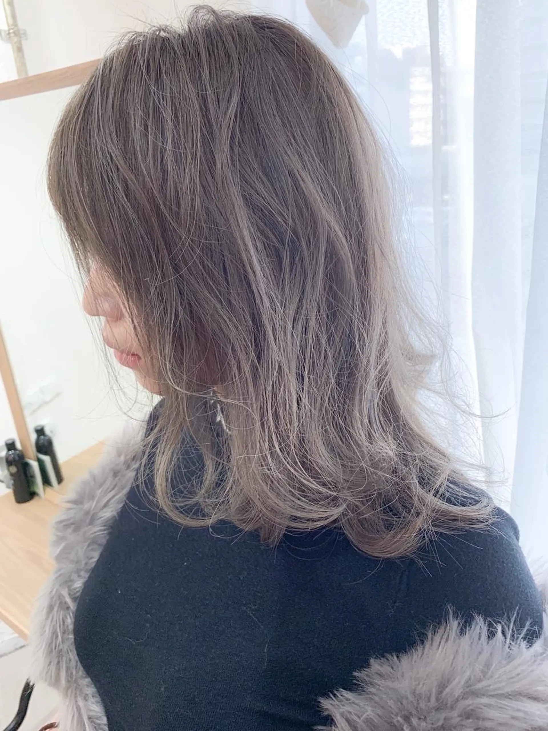 ミディアム カラー ブリーチ ハイライトカラー シルバー ハイライト ヘアカラー エクステ BOX mico.のヘアスタイル