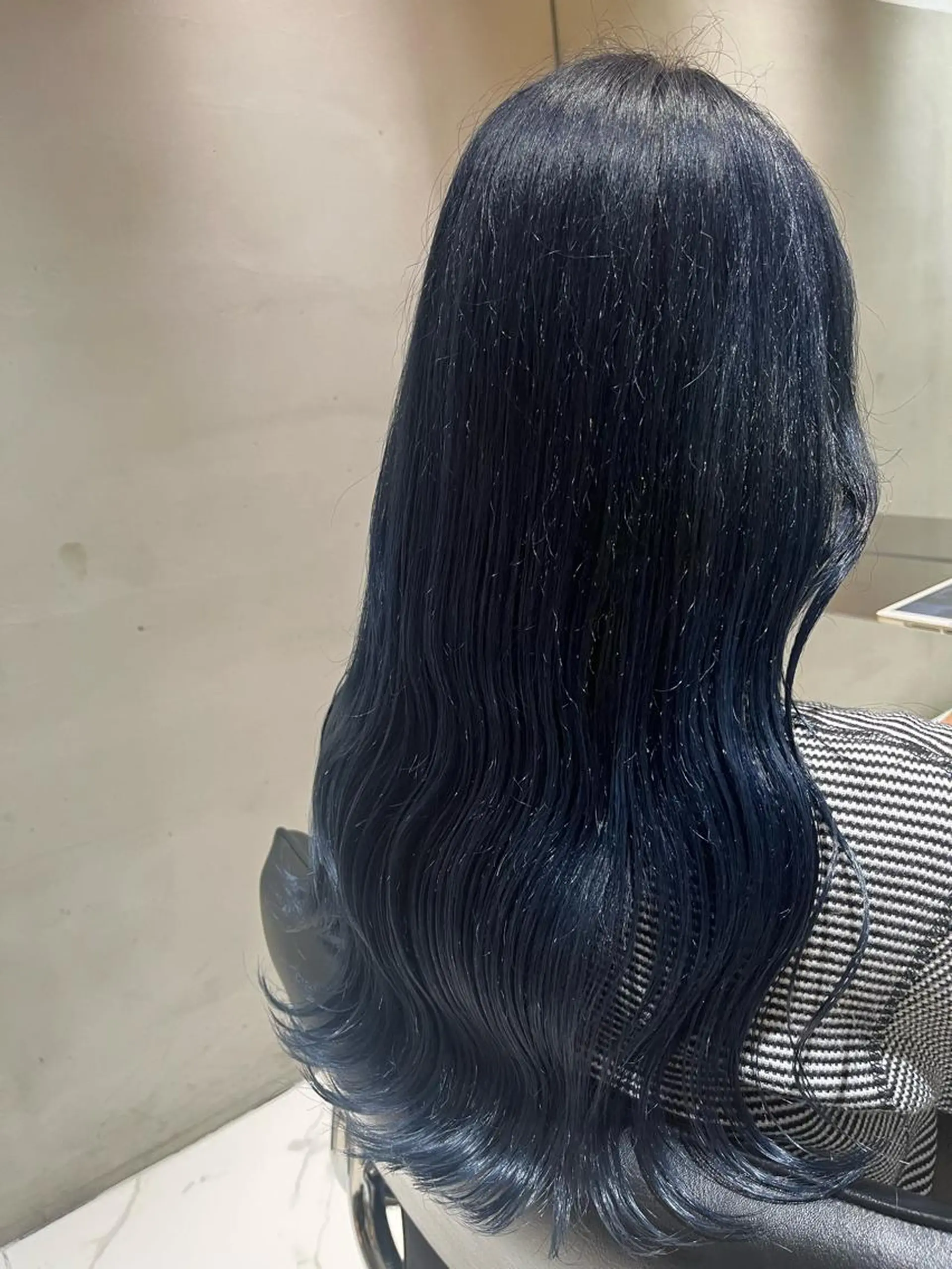 ロング カラー 黒髪 ブルーカラー ブルーブラック ブルーラベンダー ブルージュ ヘアカラー トリートメント ヘッドスパ ヘアセット カジュアルを女っぽく 𝗮𝘆𝗮𝗰𝗼のヘアスタイル