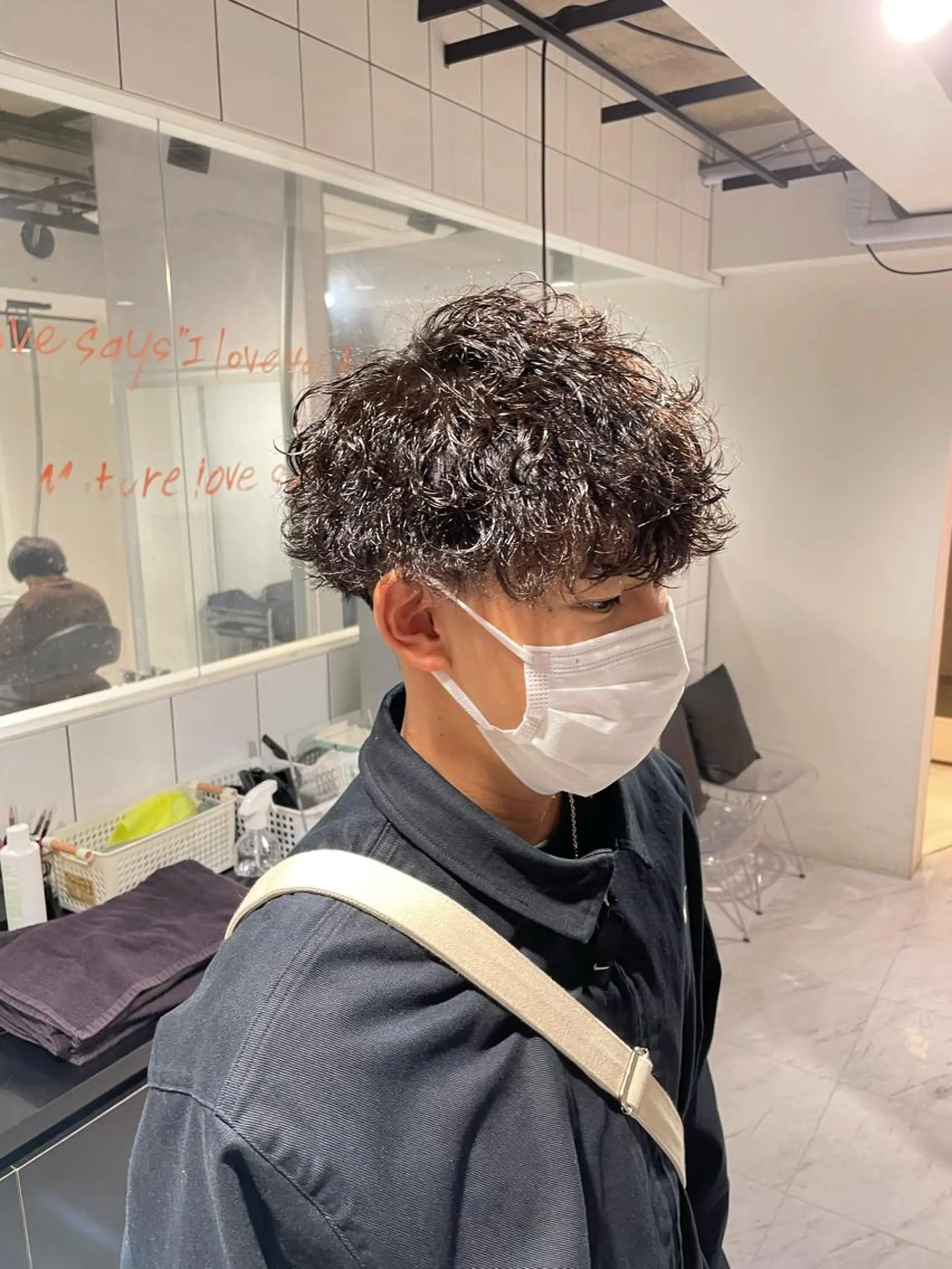 ショート カラー パーマ ヘアアレンジ メンズ アイブロウ センターパート メンズハイライト メンズハイトーン マッシュウルフ マッシュ カット パーマ トリートメント ヘッドスパ ヘアセット スパイキー/フェザー /波巻き/かいとのヘアスタイル