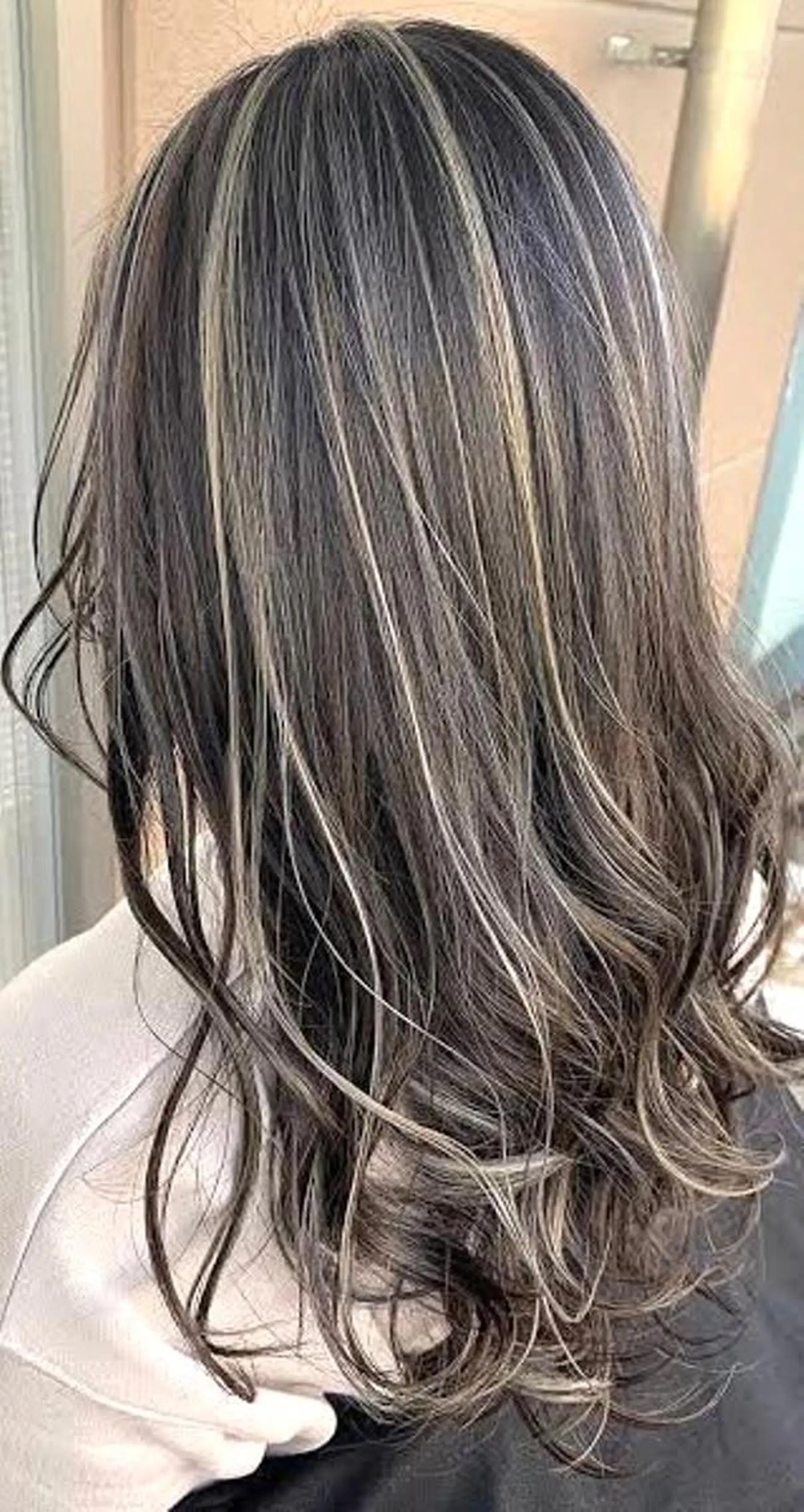 ミディアム ハイライト ヘアカラー 横山 ひかりのヘアスタイル