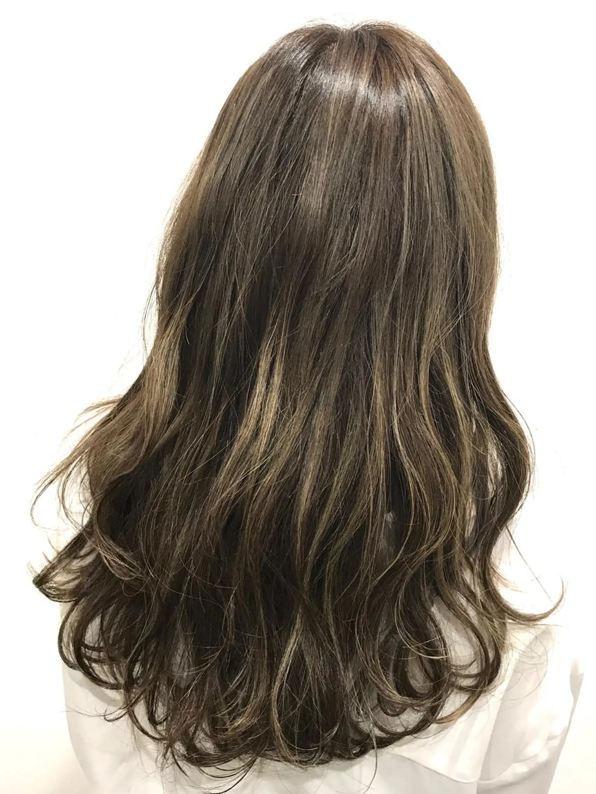 カラー グレージュ ハイライトカラー 若杉 諒のヘアスタイル
