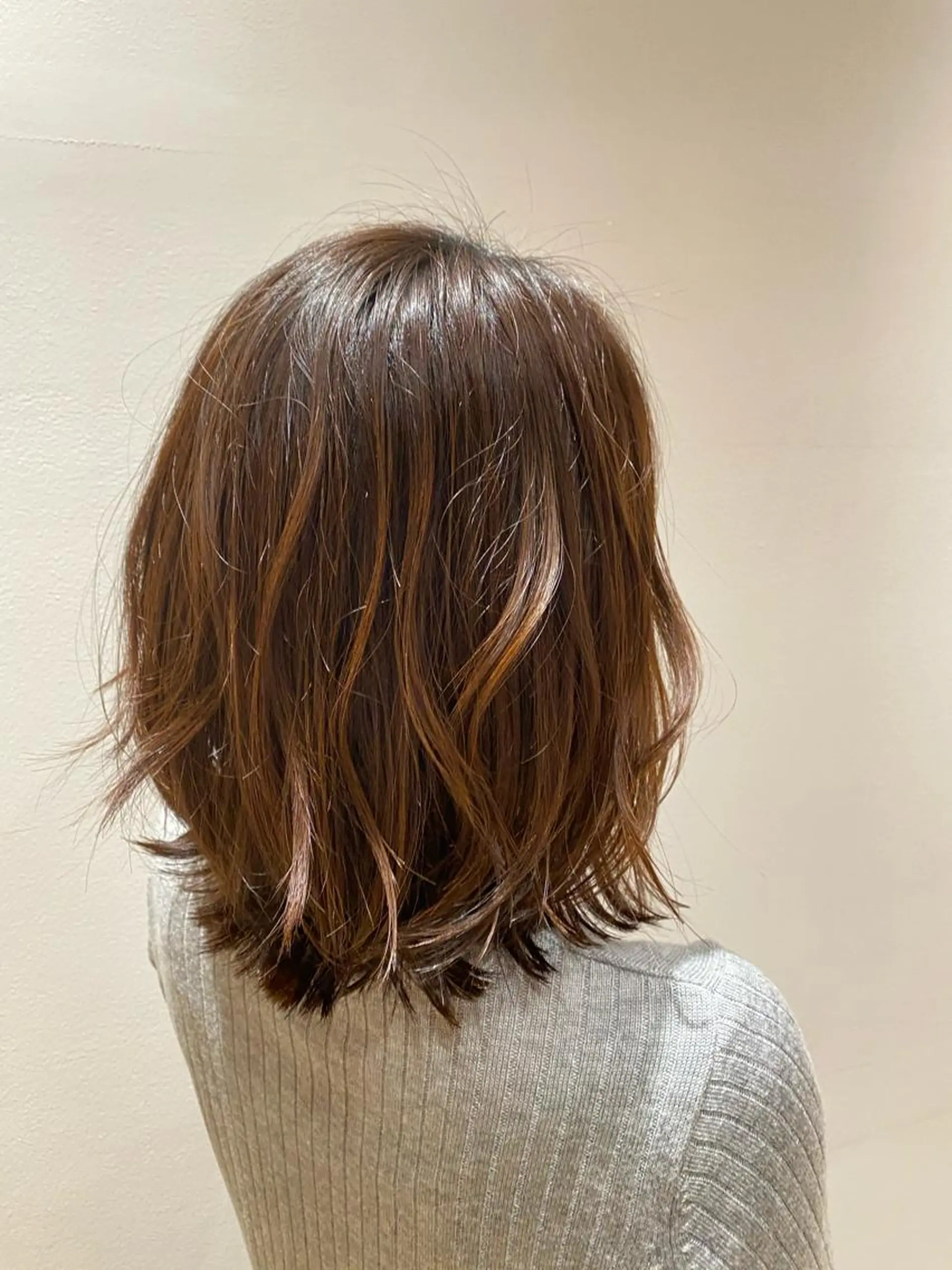 ミディアム レイヤーカット 外ハネヘア 丸田 幹太のヘアスタイル