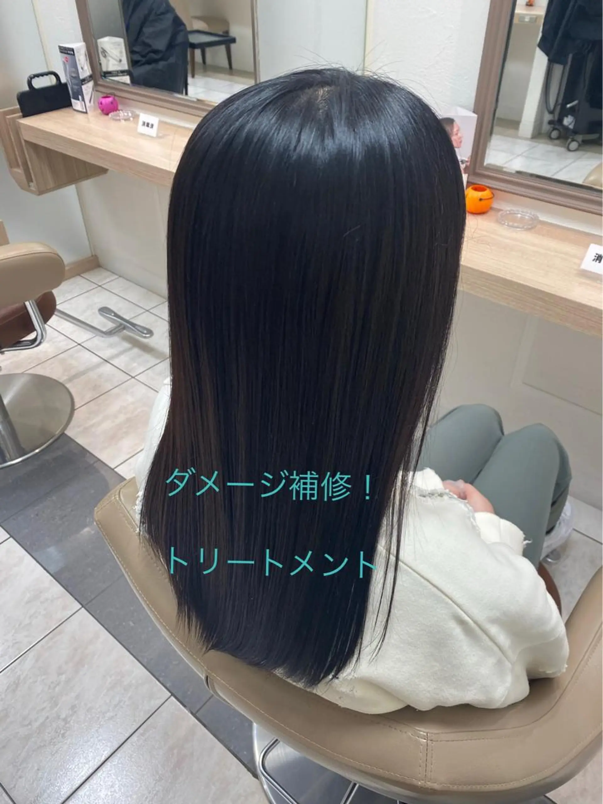 ミディアム カラー 鮮やかカラーと艶髪 美容師を目指すモリーのヘアスタイル