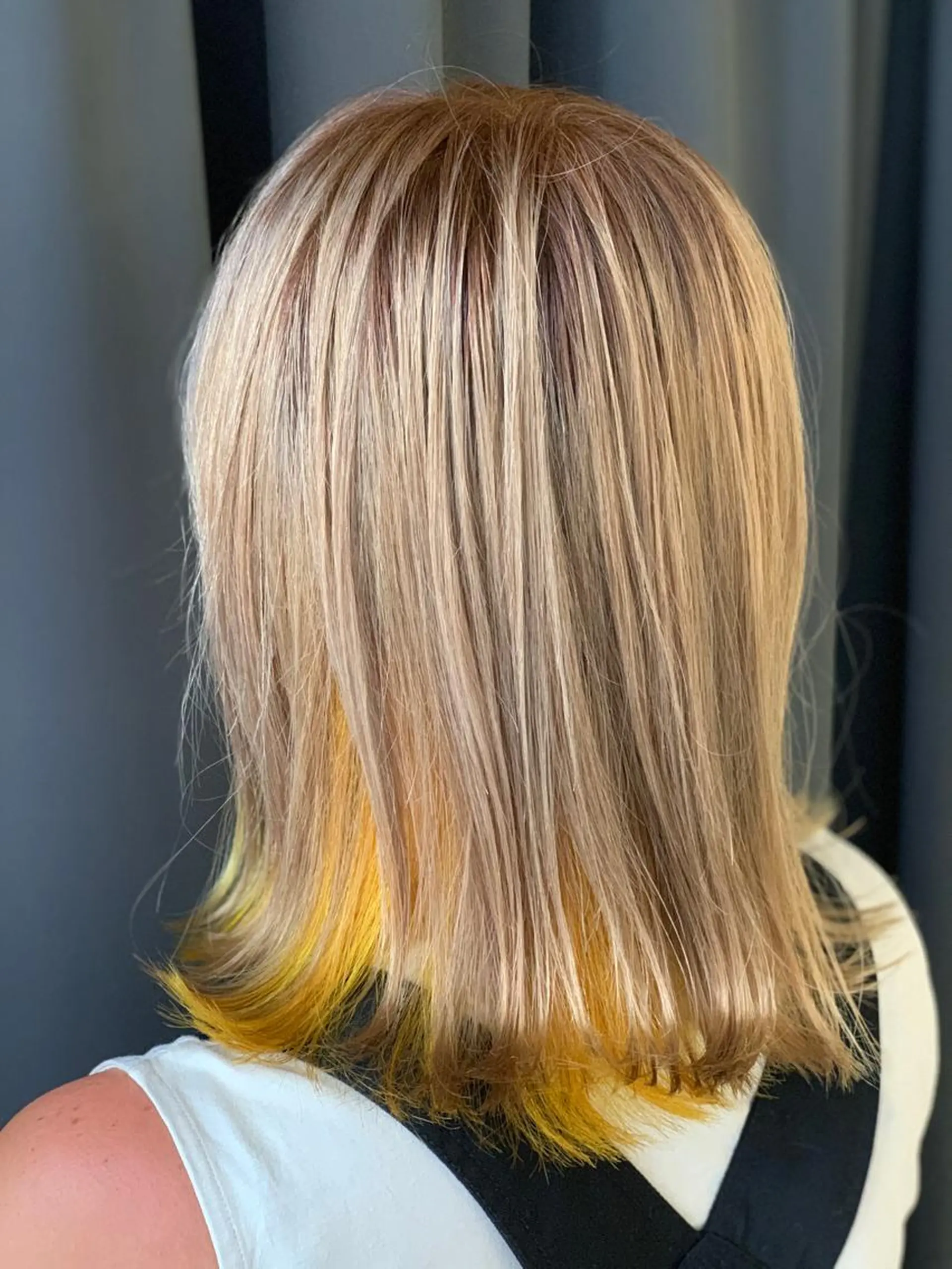 ミディアム カラー インナーカラー イエローカラー ヘアカラー トリートメント LUXBE LUCEのヘアスタイル