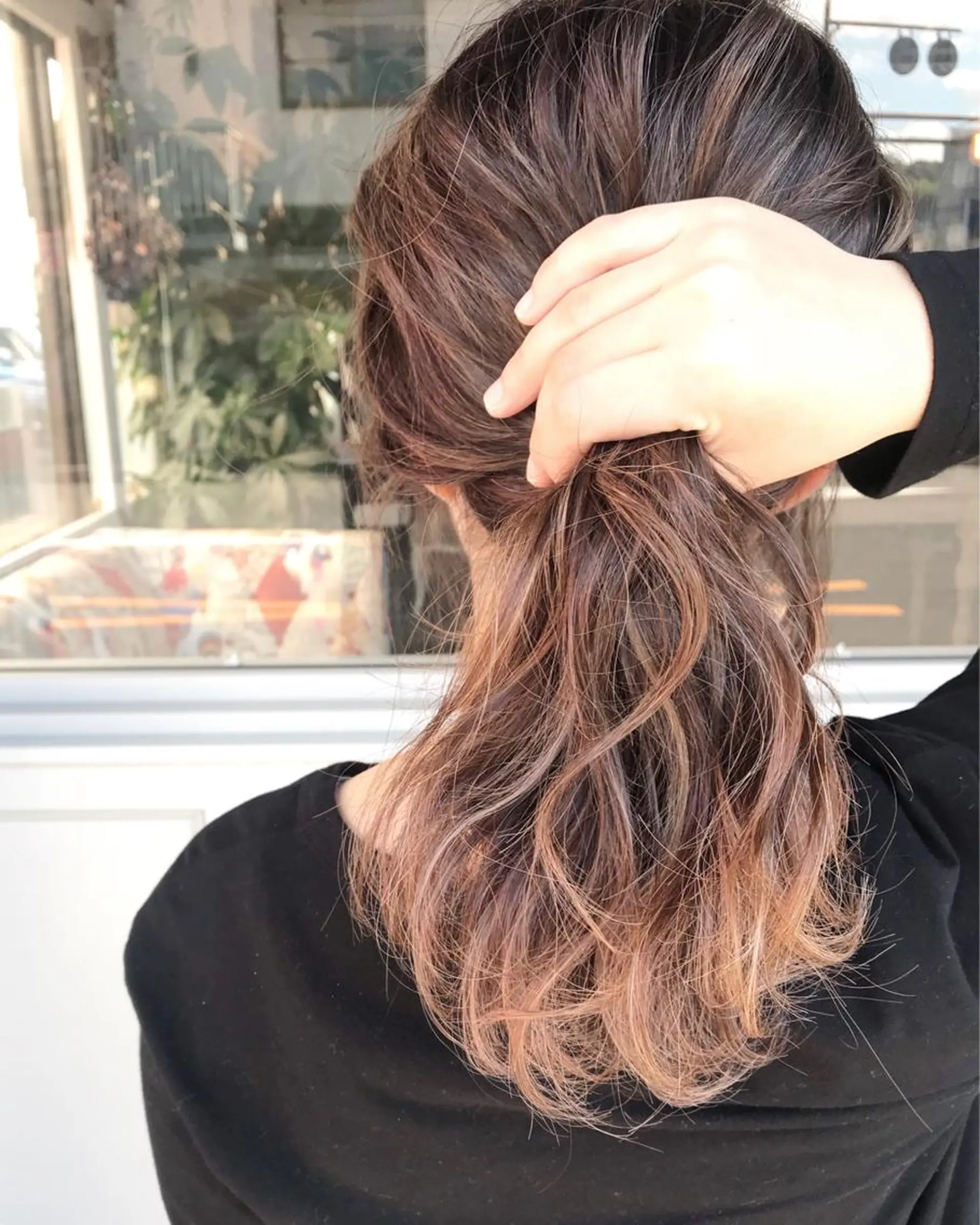 ミディアム カラー ヘアアレンジ お団子ヘア 切りっぱなしボブ バレイヤージュ ブリーチ グラデーションカラー Mariana/ 鶴原-ハイライトのヘアスタイル