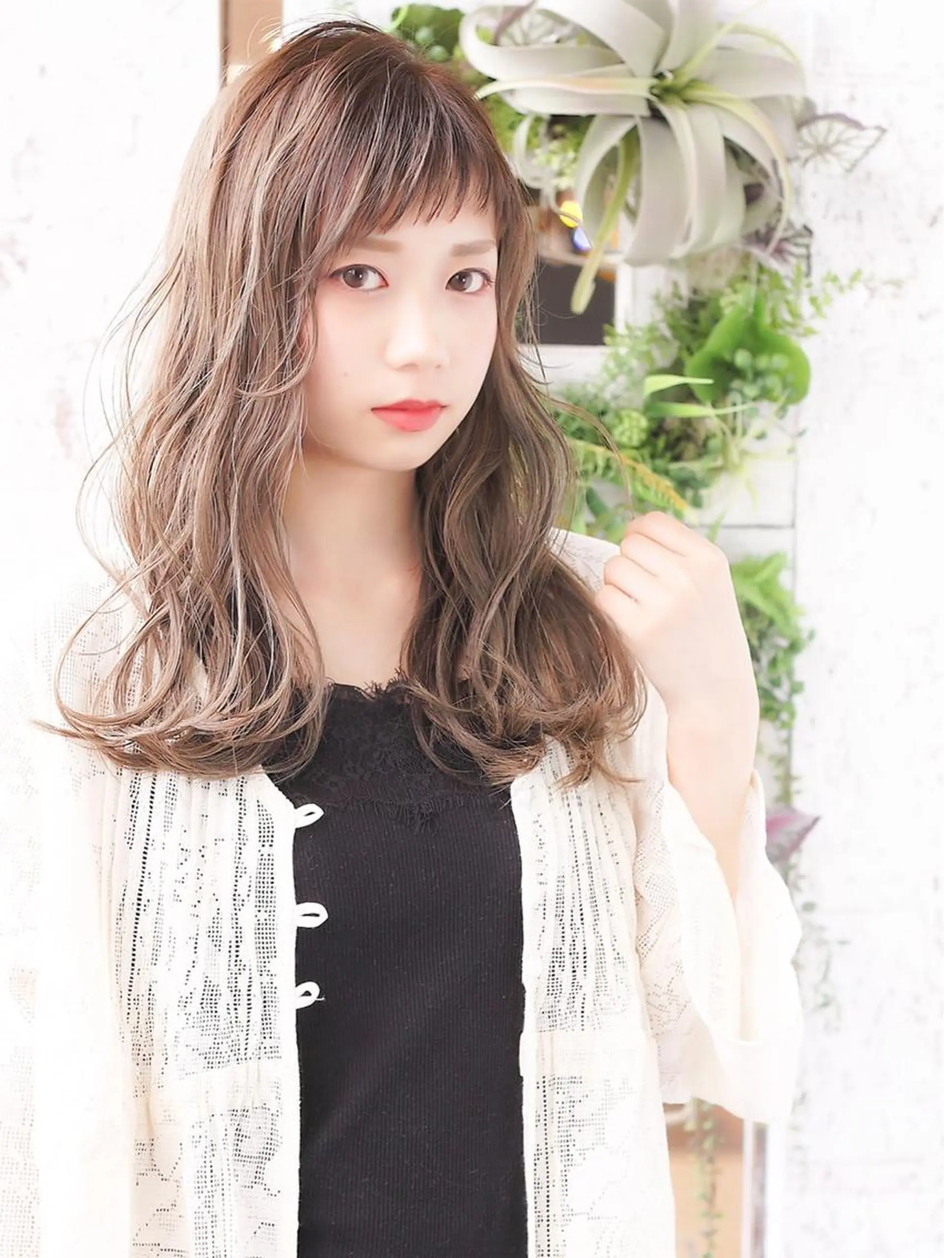 カラー 鮮やかカラーと艶髪 美容師を目指すモリーのヘアスタイル