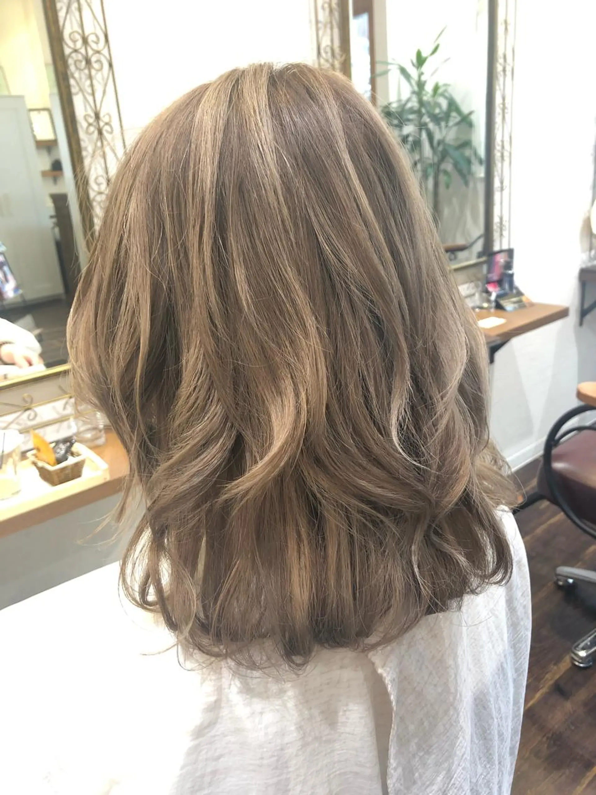 ミディアム カラー ベージュカラー ミルクティーベージュ 皆巳 達郎のヘアスタイル