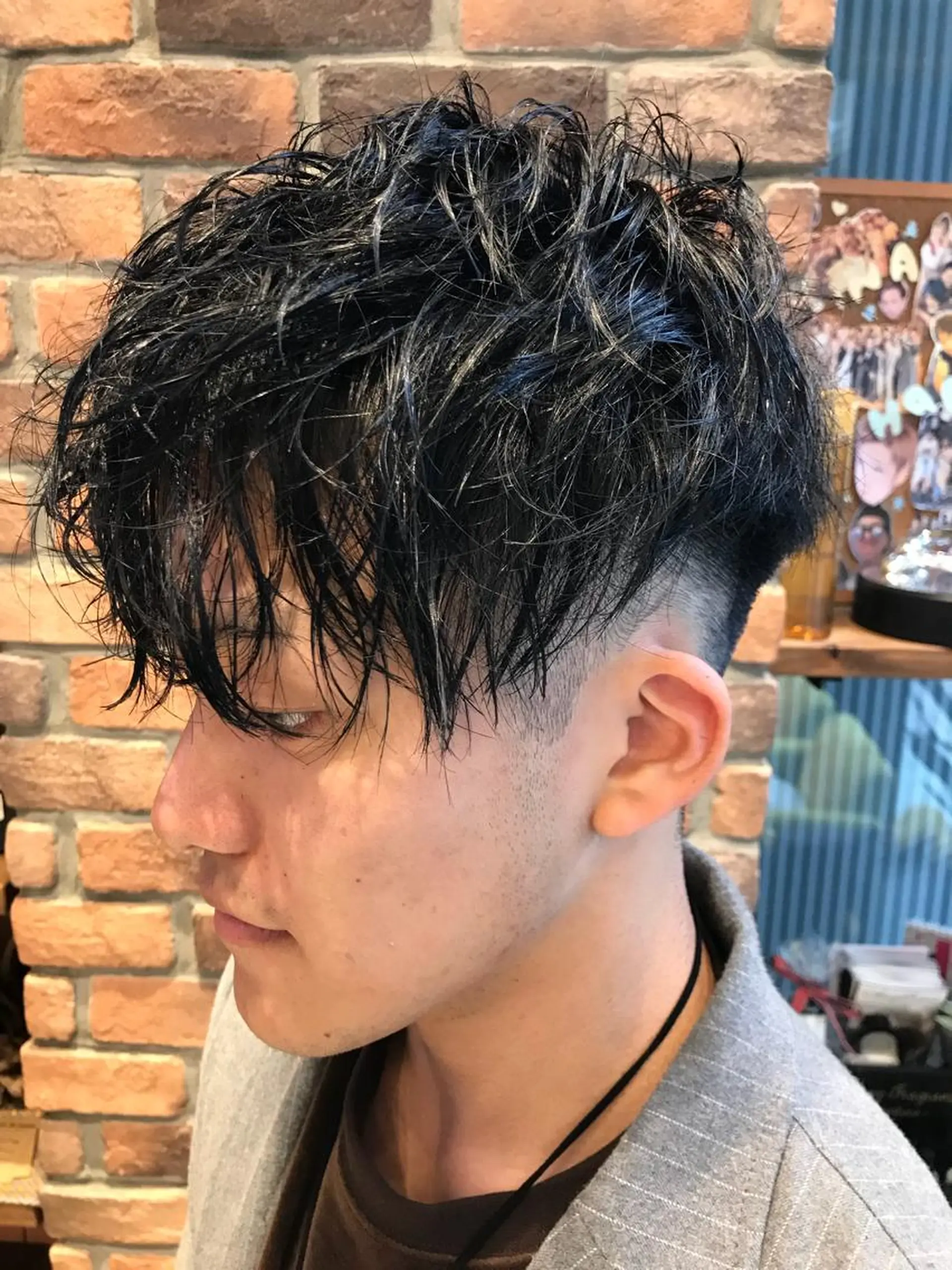ショート カラー パーマ メンズ フェードカット 刈り上げ 黒髪 ブルーカラー ブルーブラック カット パーマ Vir by browのヘアスタイル