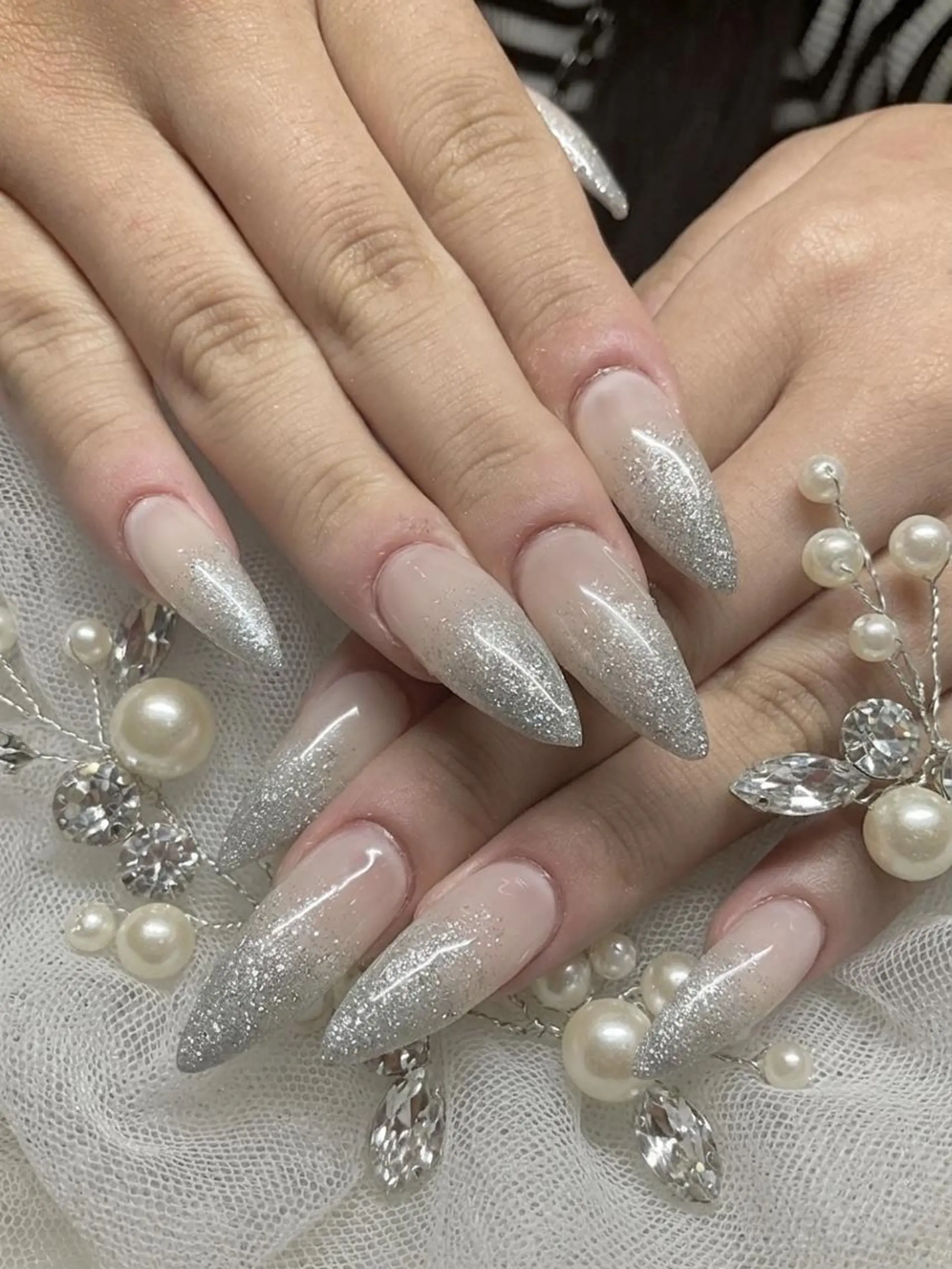 ネイル グラデーション キラキラネイル ラメ(グリッター) ラメグラデーション シルバー UNABOMBA (24時間営業)のネイルデザイン