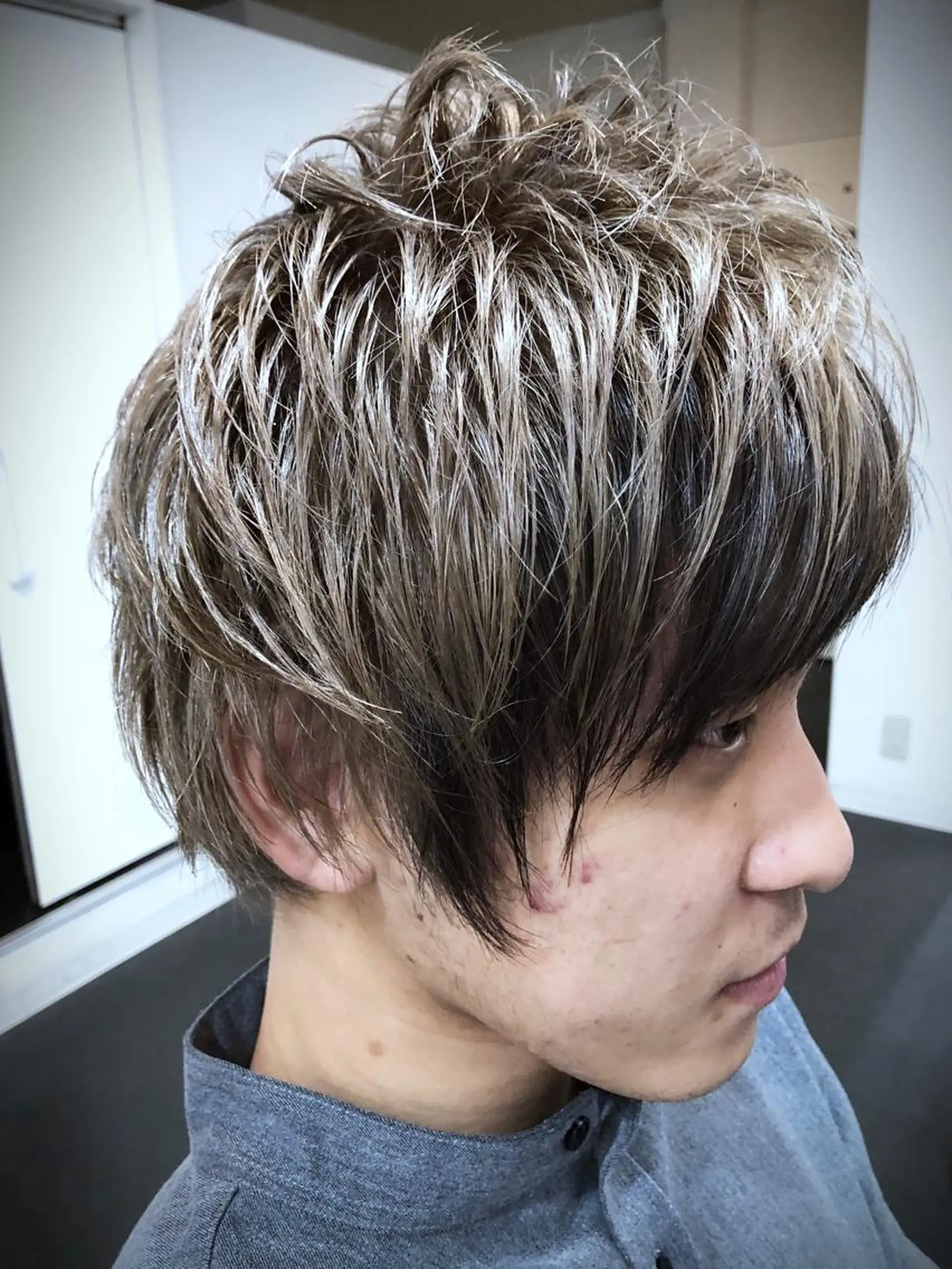 ショート カラー メンズ メンズハイトーン マッシュ アッシュ ハイトーンカラー シルバー カット ヘアカラー Royd's 【府内店】のヘアスタイル