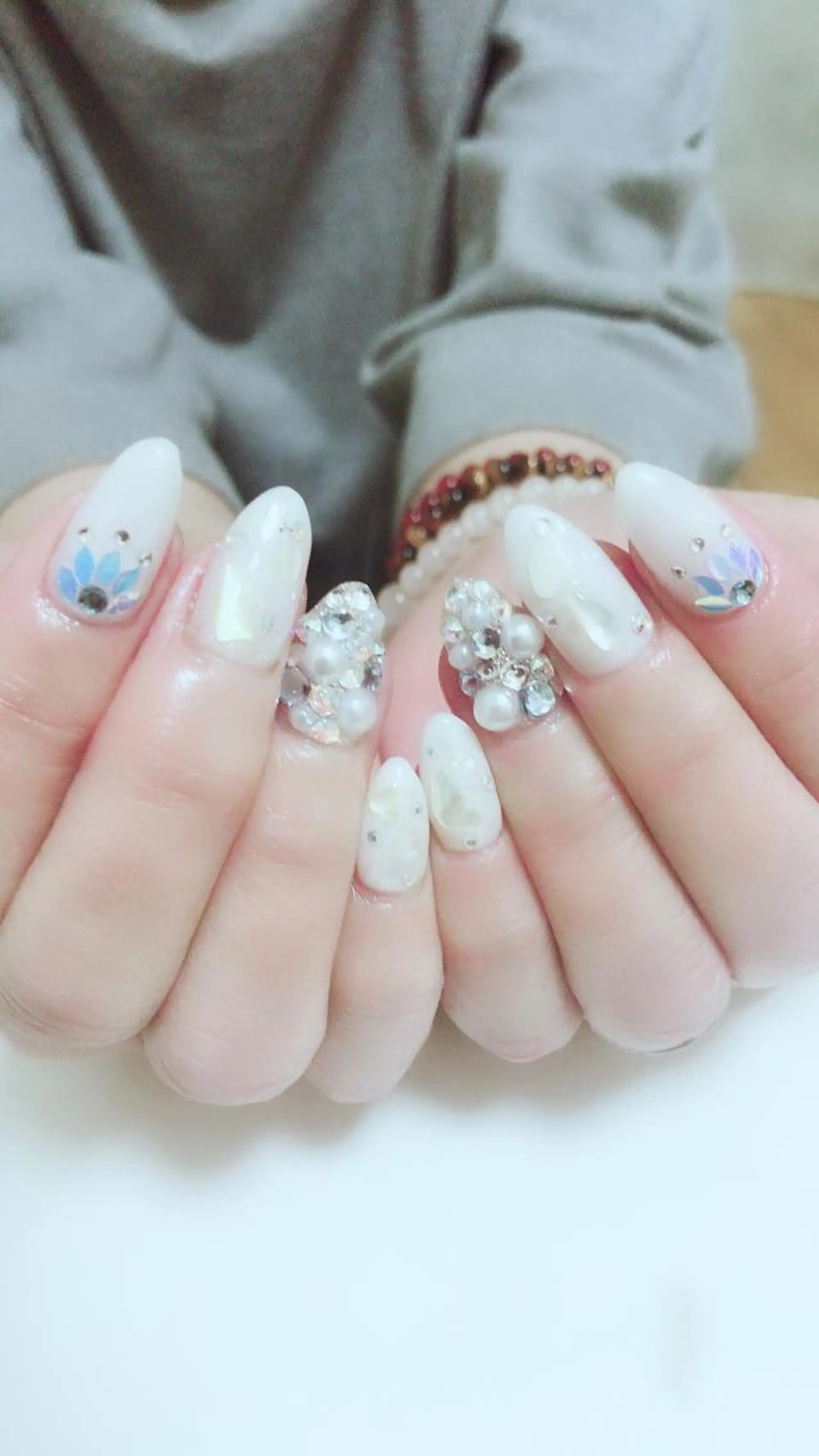 ネイル ホワイト 吉冨 光恵のネイルデザイン