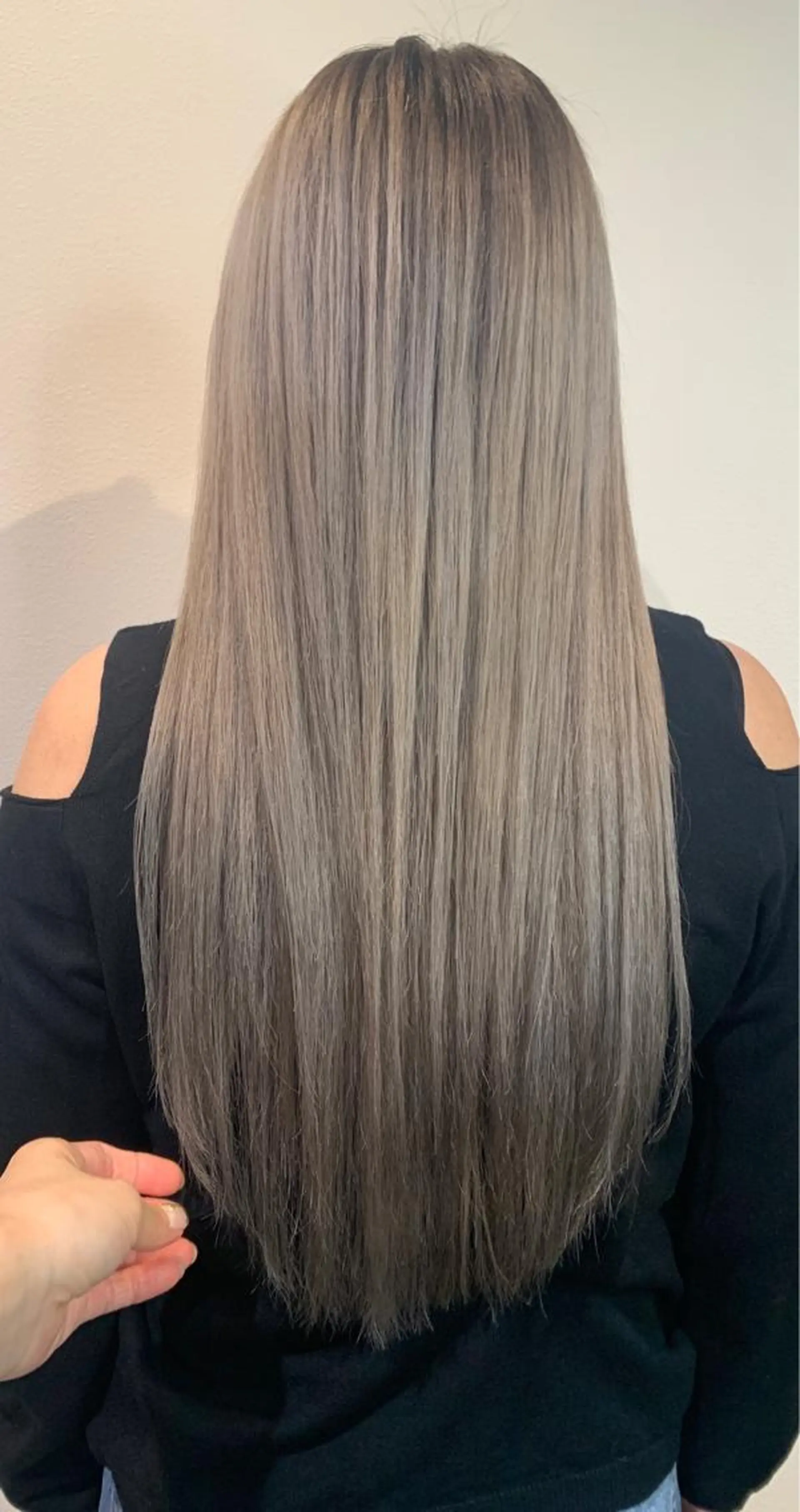 ロング Lilly 中谷友里のヘアスタイル