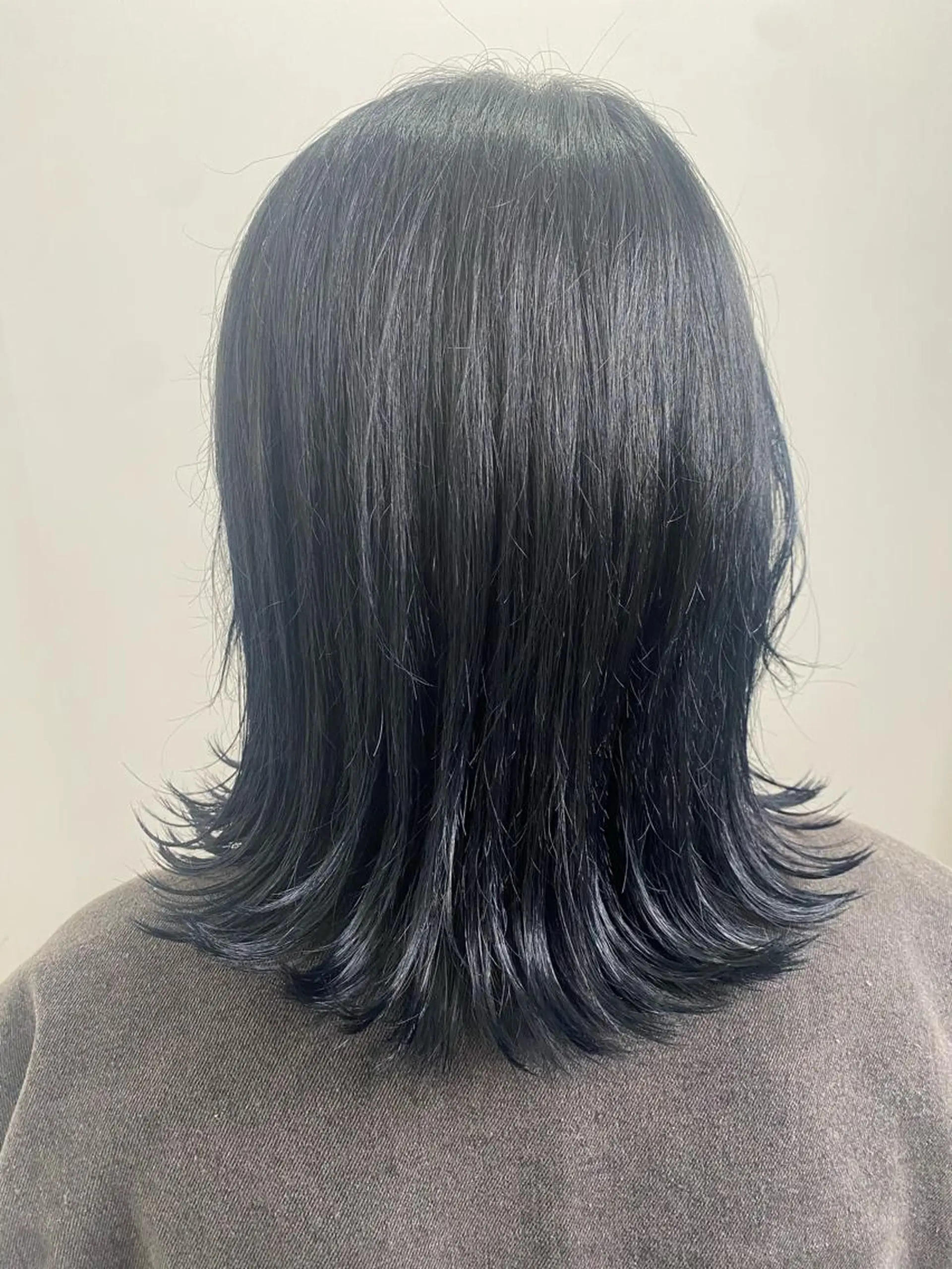 ミディアム カラー 黒髪 ブルーカラー ブルーブラック ヘアカラー くろだ まみのヘアスタイル