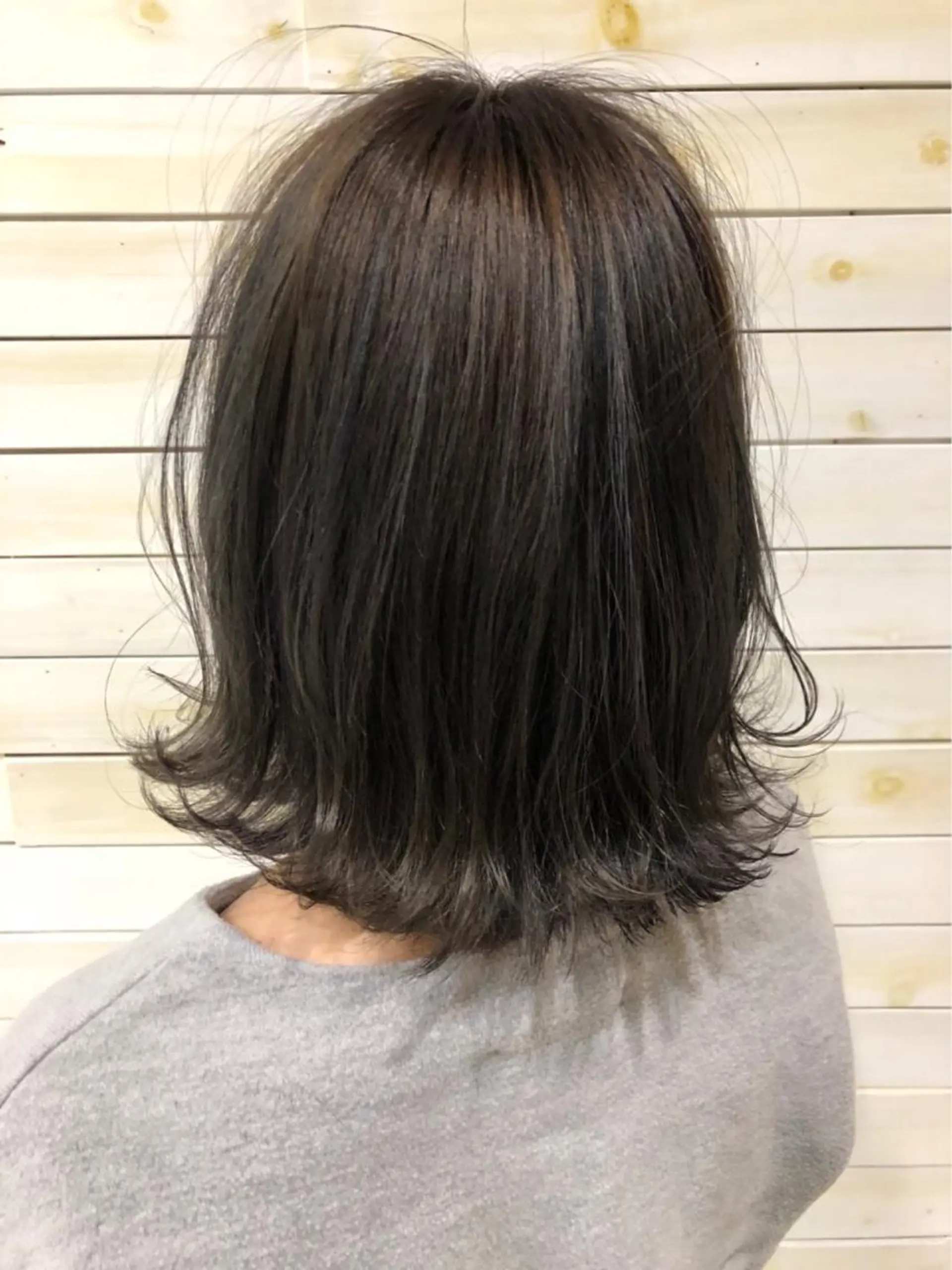 ショート アッシュ ハイライト 外ハネヘア ヘアカラー 黒田瀬奈/ボブ まろやかベージュのヘアスタイル