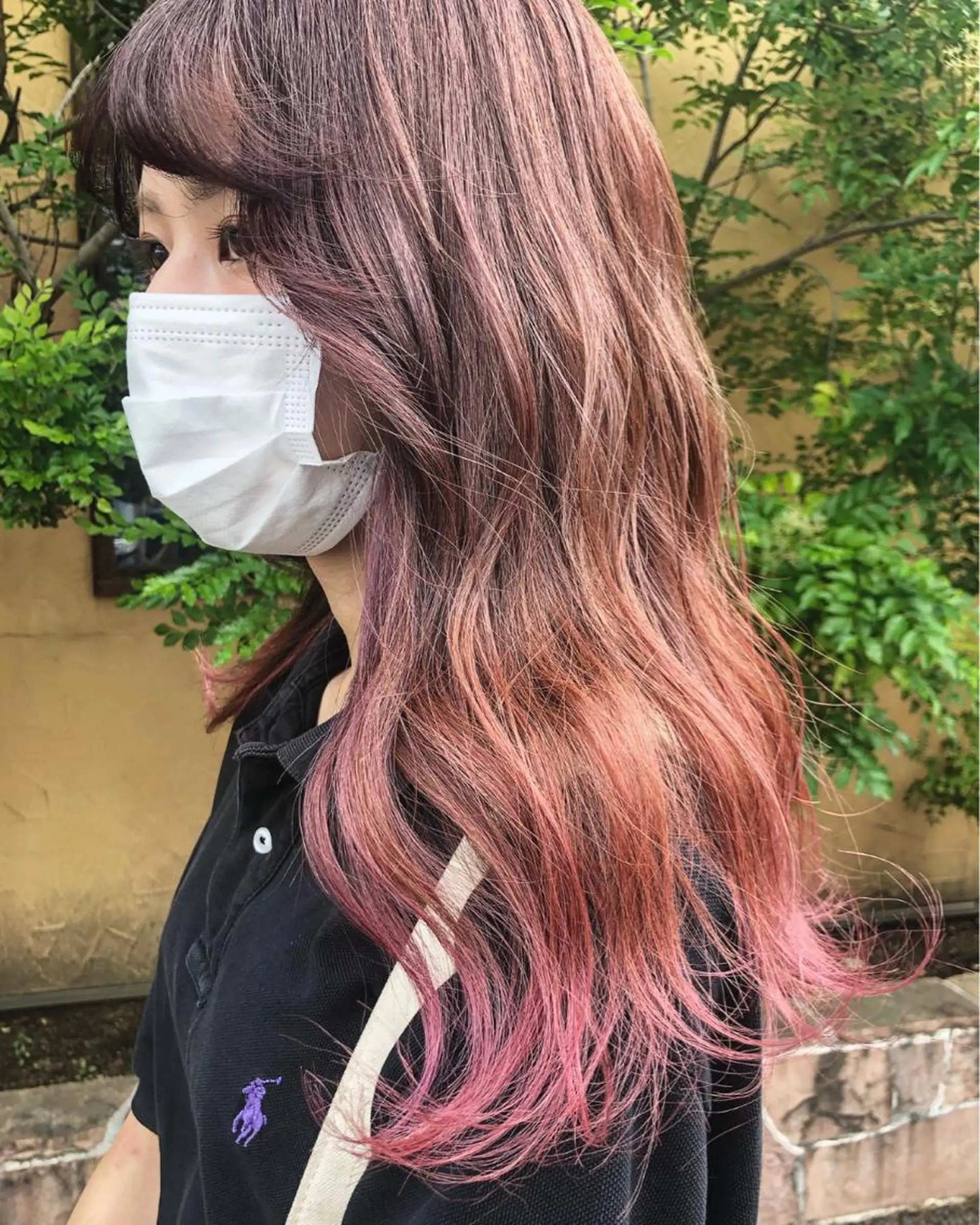 ロング カラー ブリーチ グラデーションカラー ピンクカラー 川元 汐音のヘアスタイル