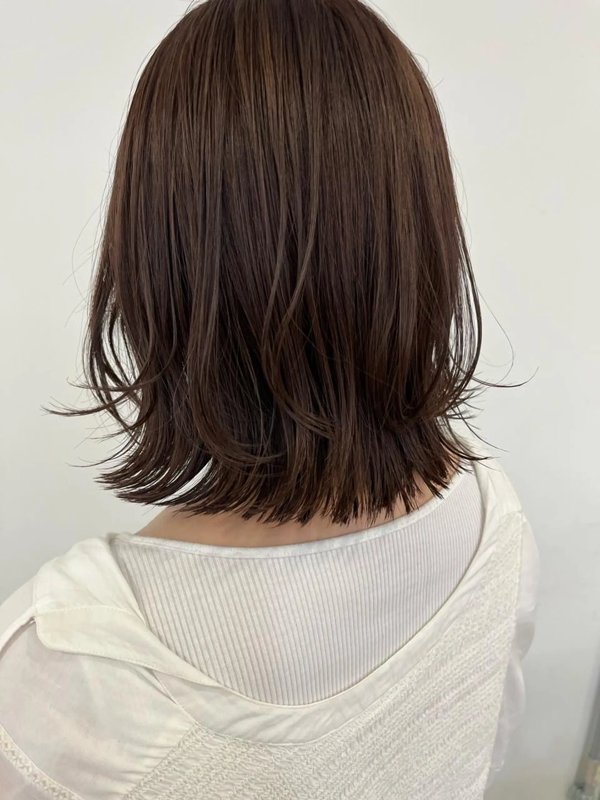 ミディアム カラー レイヤーカット CHIC 岩下真衣のヘアスタイル