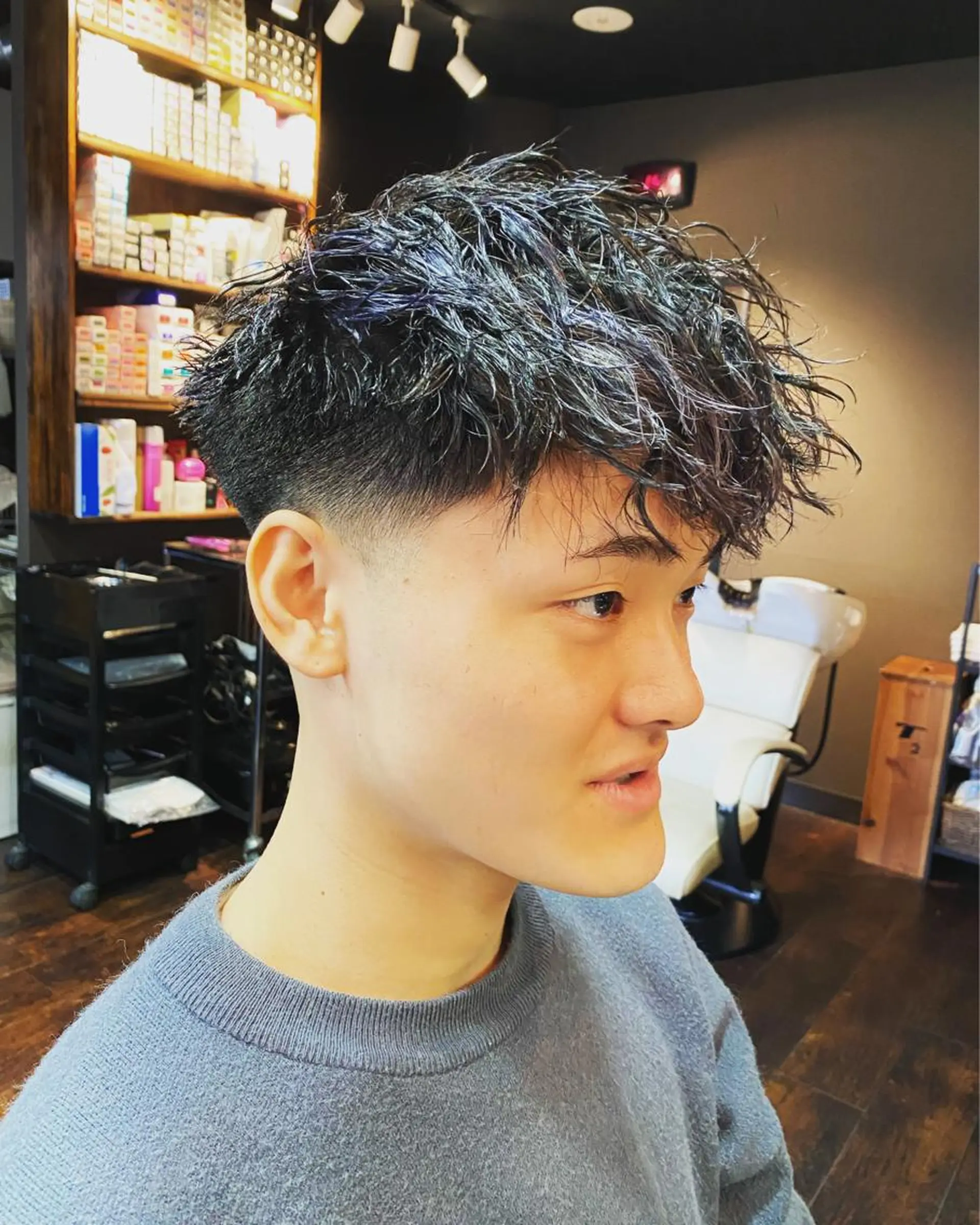 カラー パーマ メンズ フェードカット メンズメッシュ スキンフェード 黒髪 ブルーカラー メンズサロン AXLのヘアスタイル