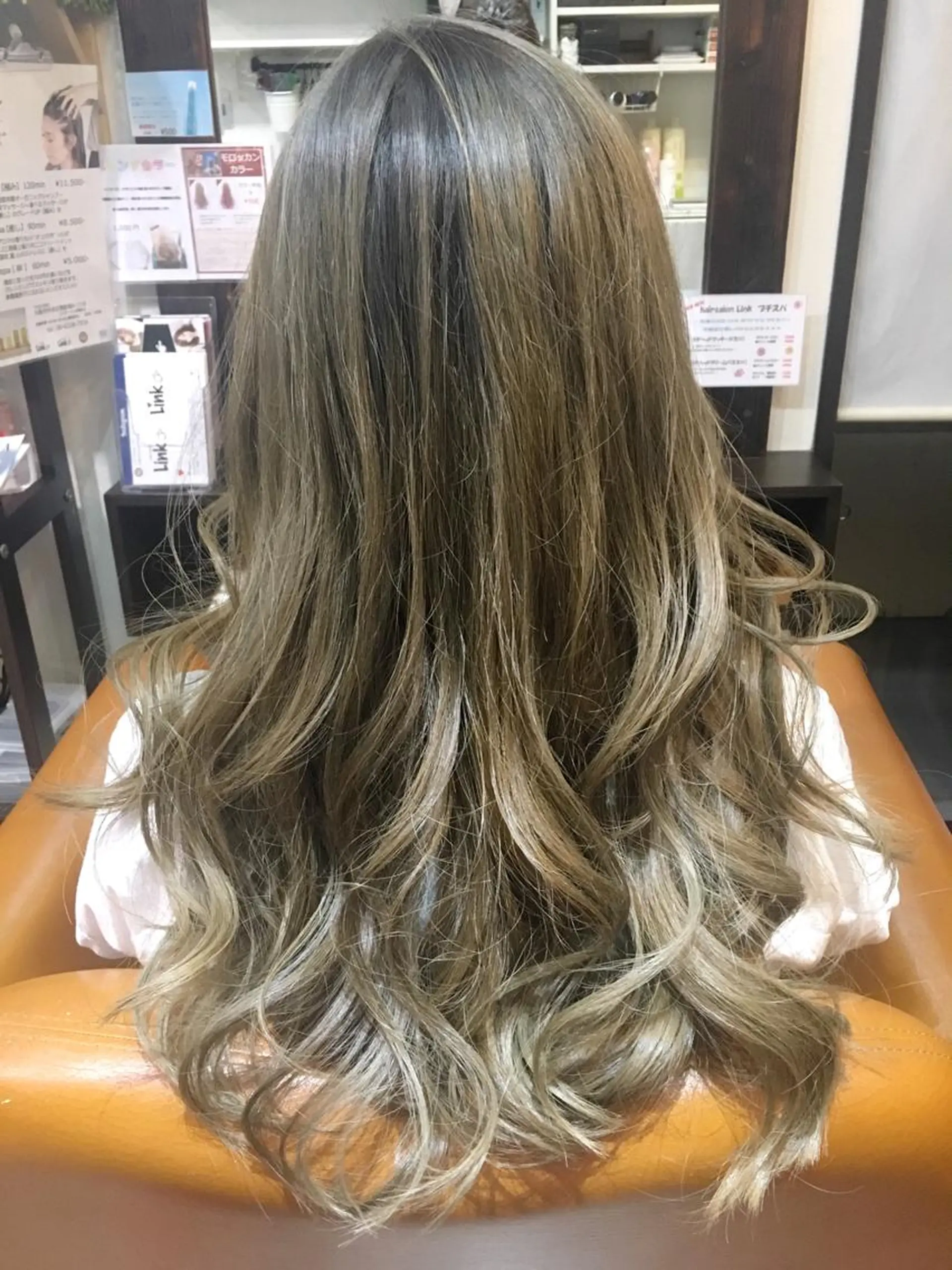 ロング カラー ブリーチ グレージュ hairsalon Linkのヘアスタイル