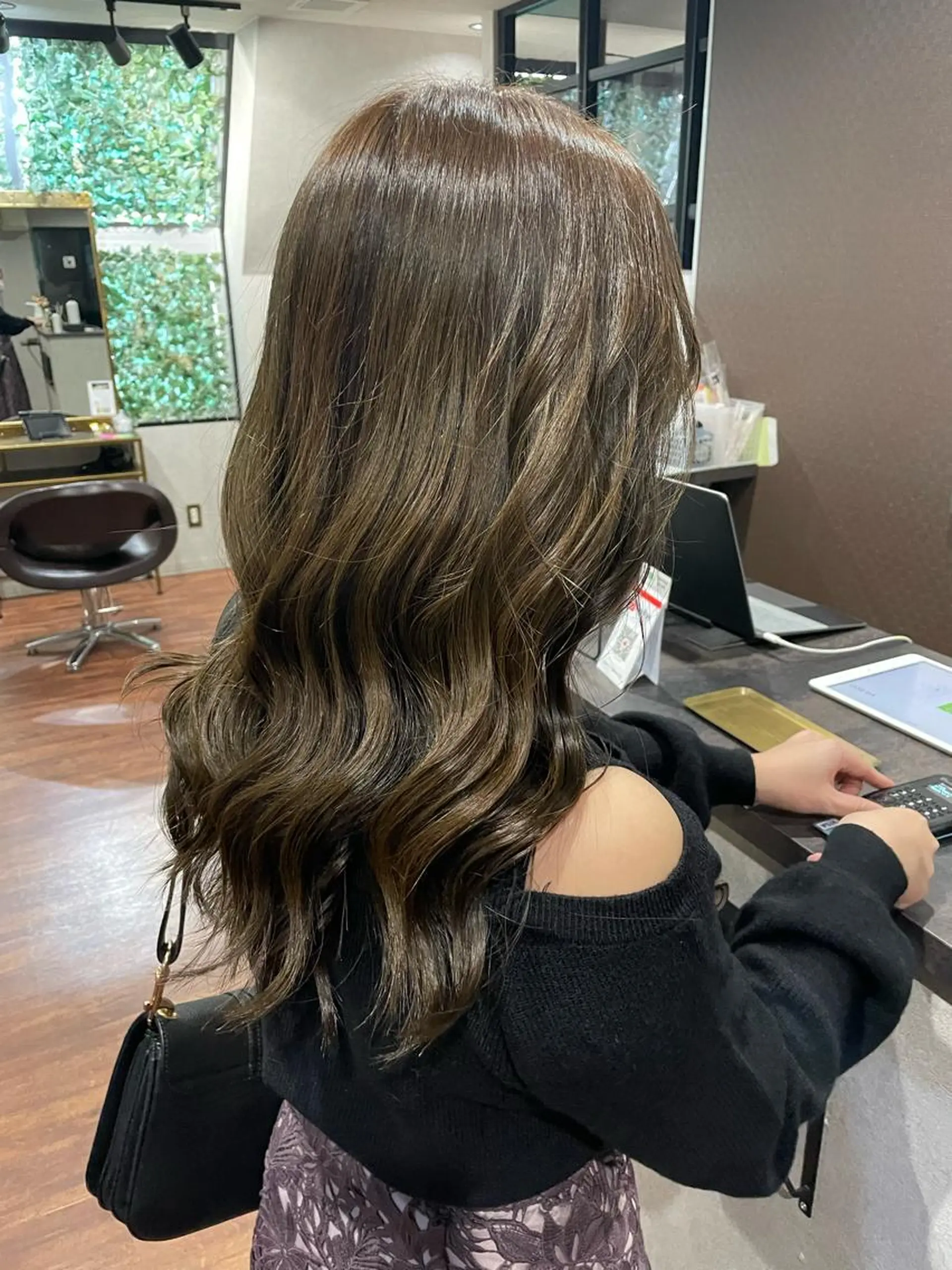 セミロング カラー カット ヘアカラー トリートメント 井本翔太.髪質改善. ベージュ.グレージュのヘアスタイル