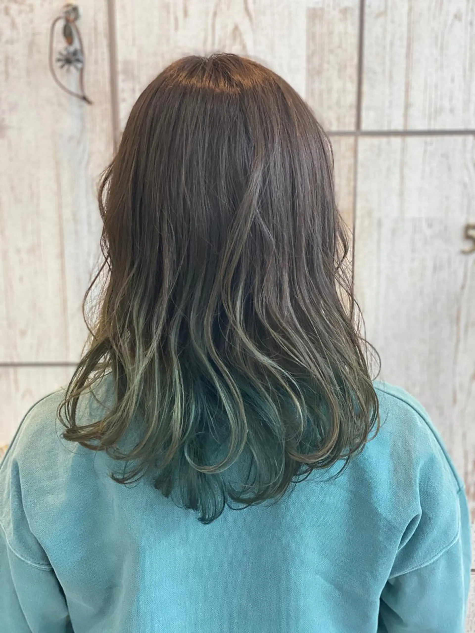 カラー ブルーカラー グラデーションカラー SALOWIN栄 高須大貴のヘアスタイル