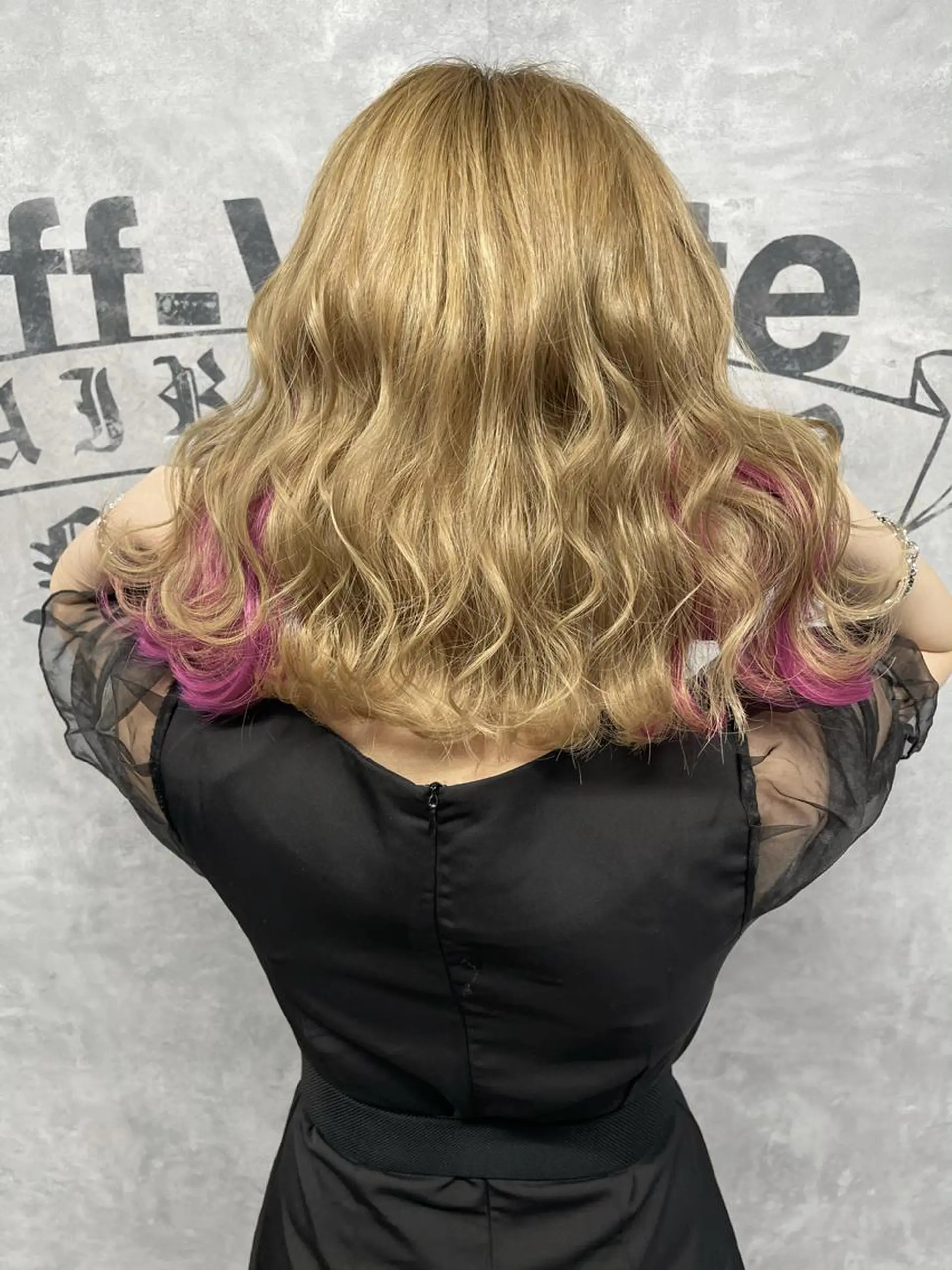 セミロング カラー ブリーチ ケアブリーチ ハイトーンカラー イルミナカラー インナーカラー カット ヘアカラー トリートメント オフホワイトアンドなんば所属・福西 洋斗のヘアスタイル