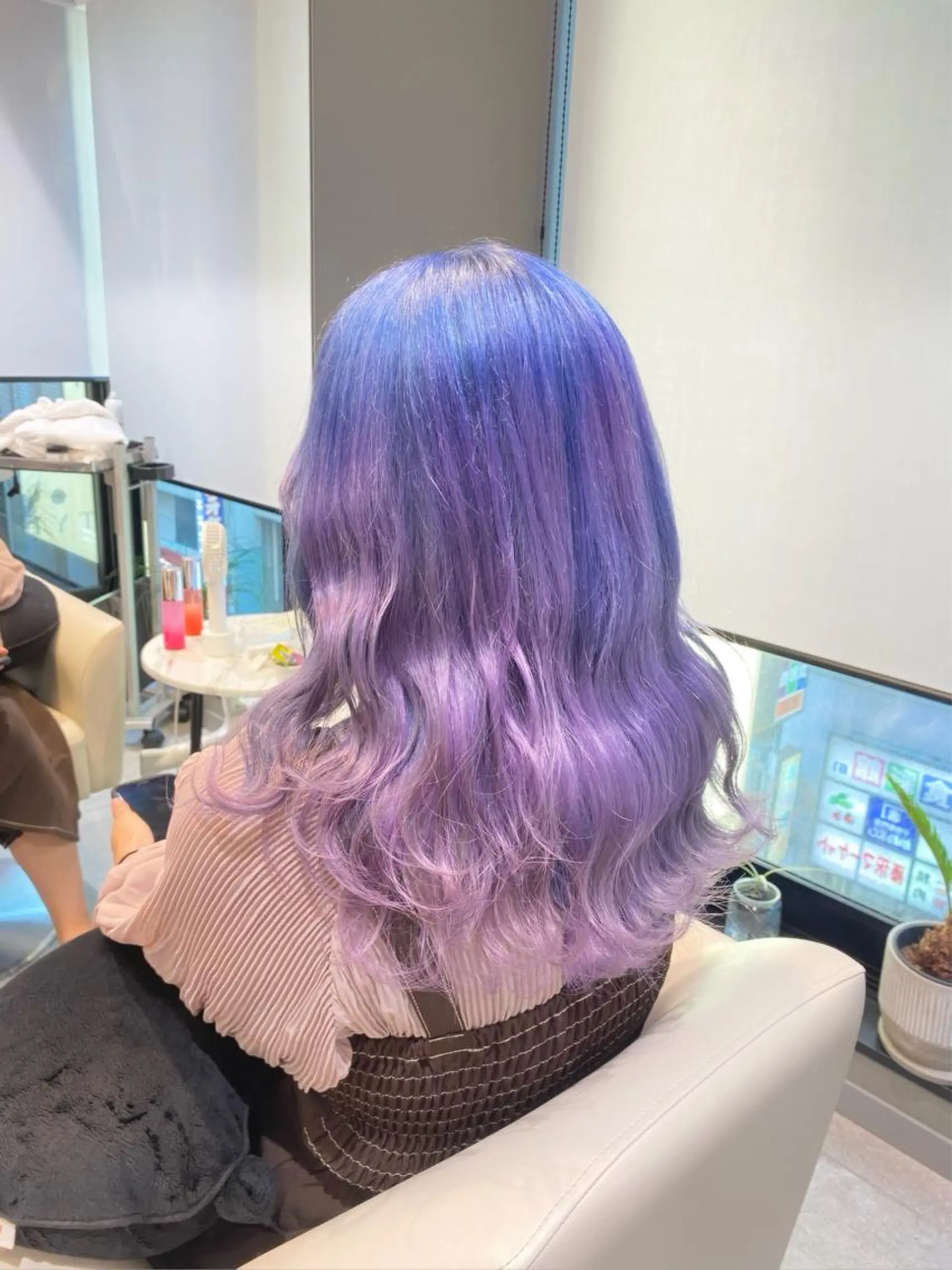 セミロング まひろ エクステ／ハイトーンのヘアスタイル