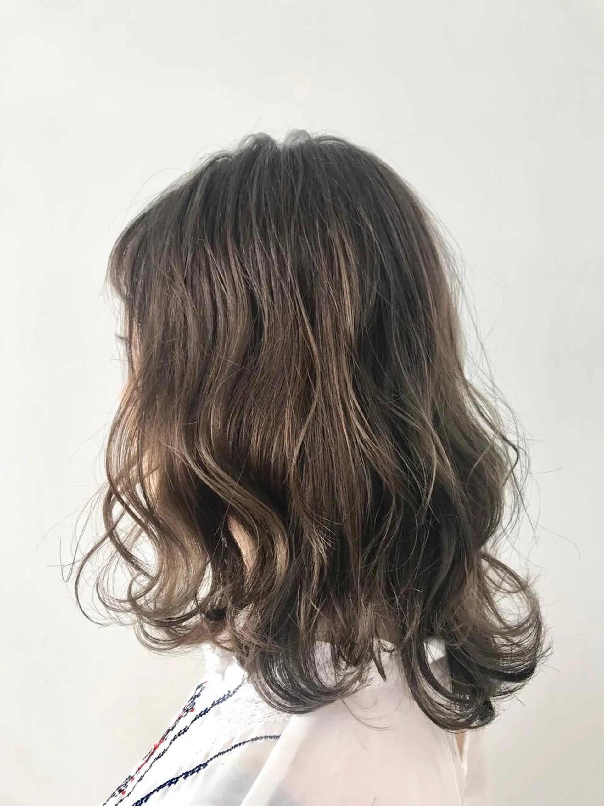 ミディアム カラー いけだ　ひかり ハイライトくびれヘアのヘアスタイル