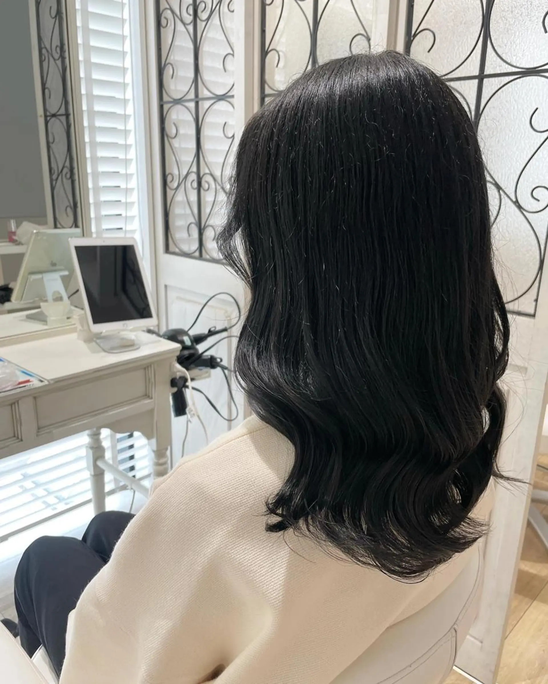 ミディアム カラー パーマ ヘアアレンジ メンズ キッズ ネイル マツエク・マツパ 黒髪 ブルーカラー ブルーブラック 透明感カラー ブルー 🫧垢抜けヘア🫧 SHIORIのヘアスタイル