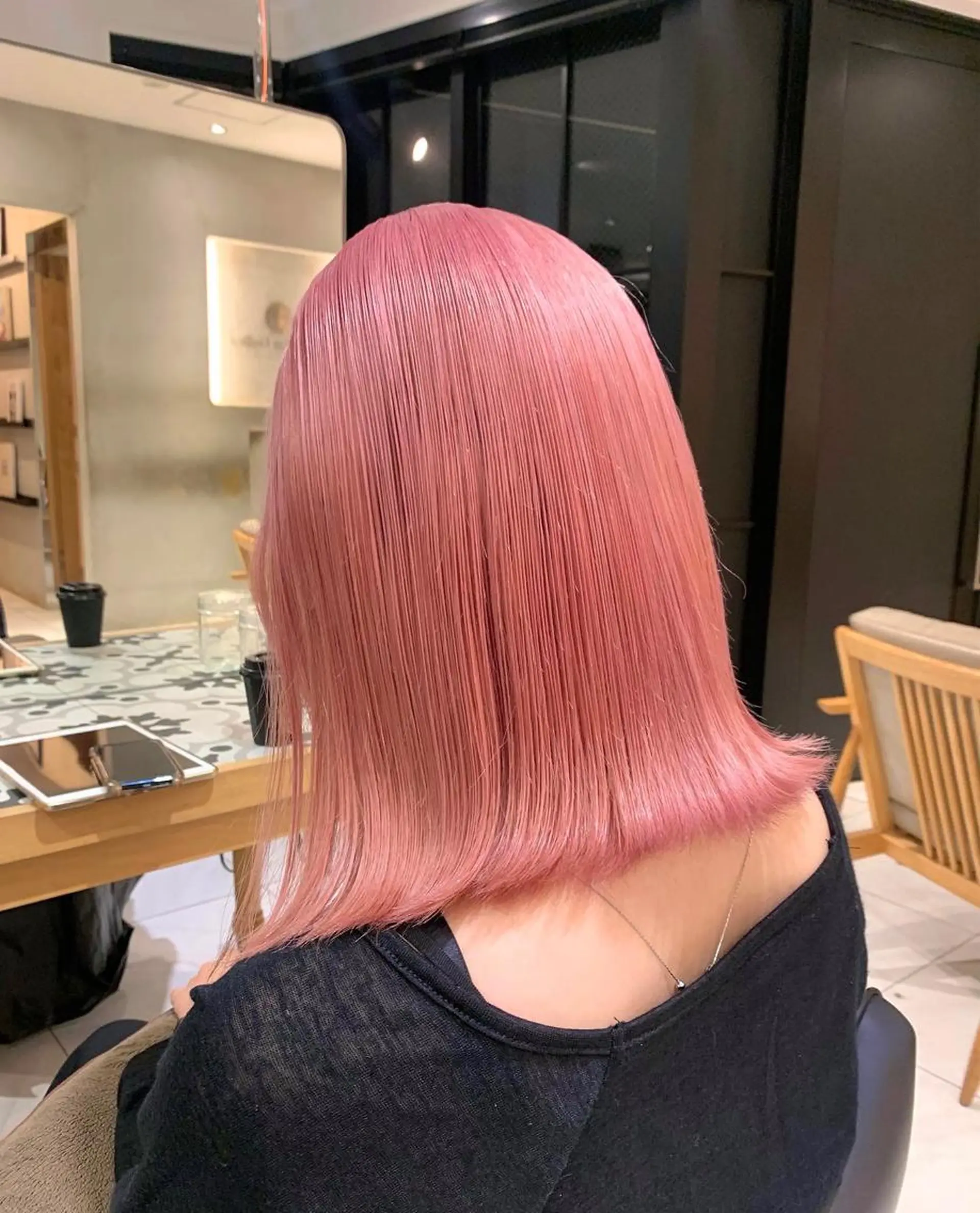 セミロング ヘアカラー トリートメント 淡いハイトーンカラー レイヤーカットゆうかのヘアスタイル